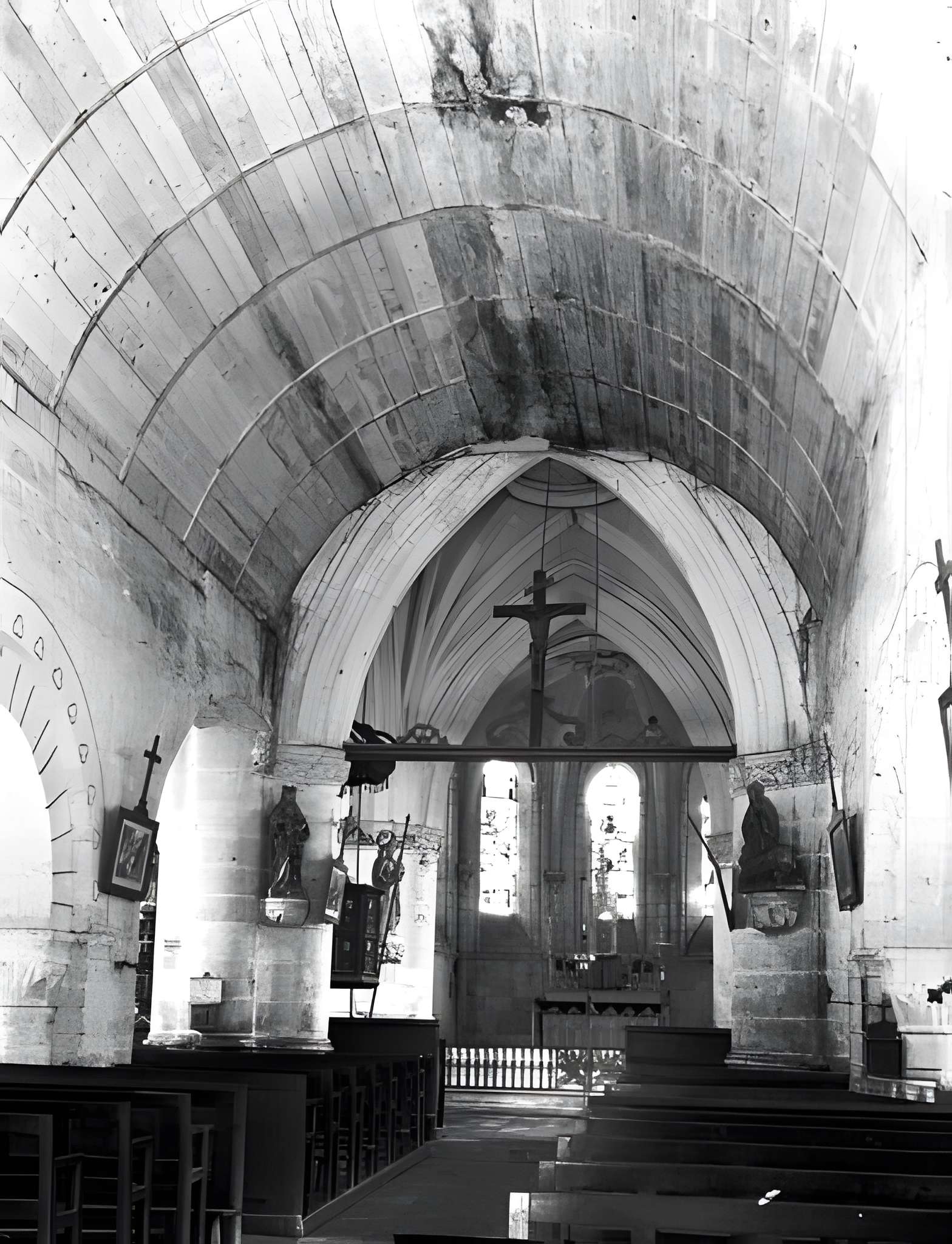 Église Saint-Antoine de Poivres et croix