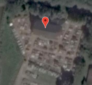 Église Saint-Antoine des Cabannes et une croix 