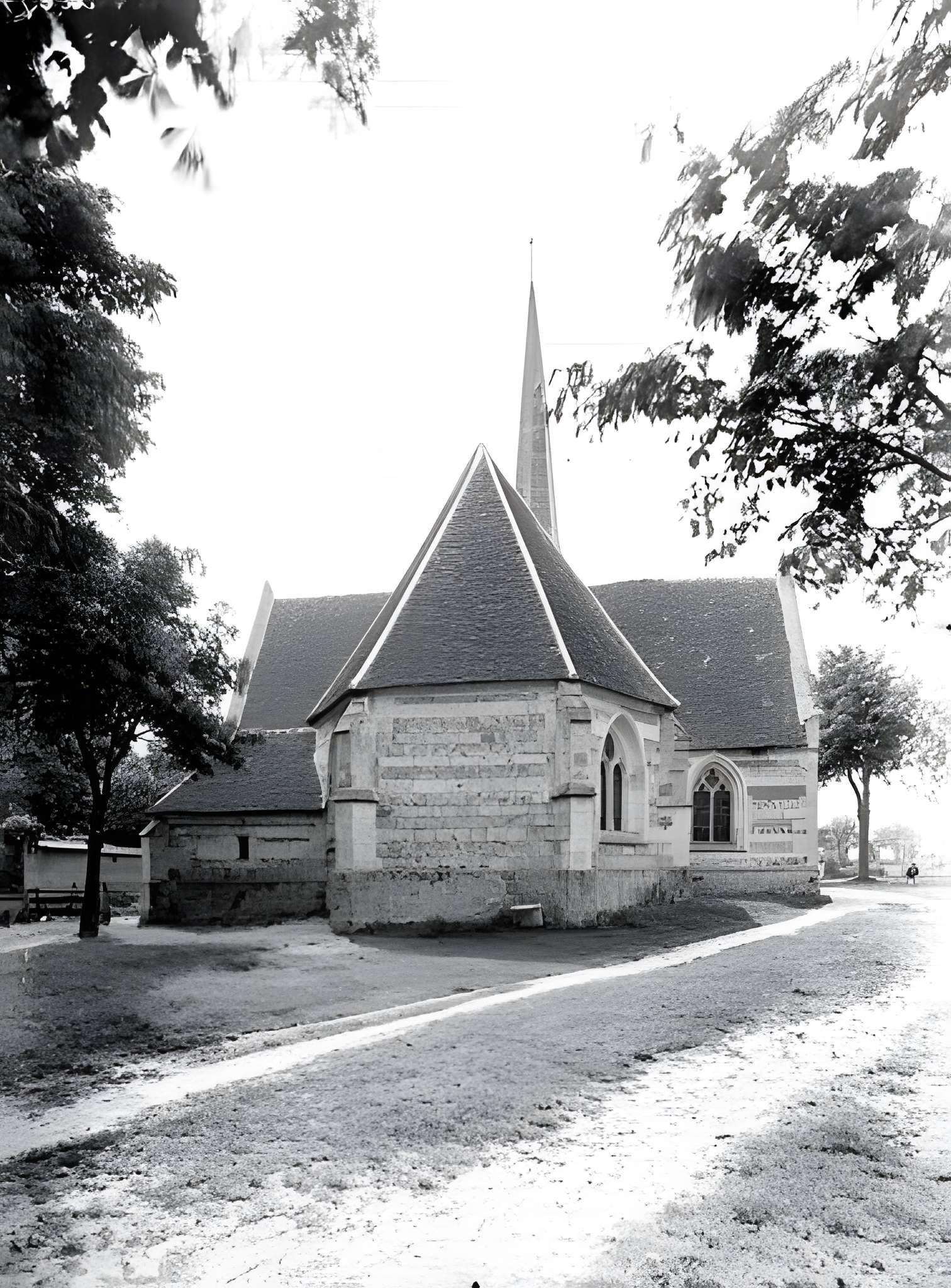 Église Saint-Aubin de Doudeauville-en-Vexin