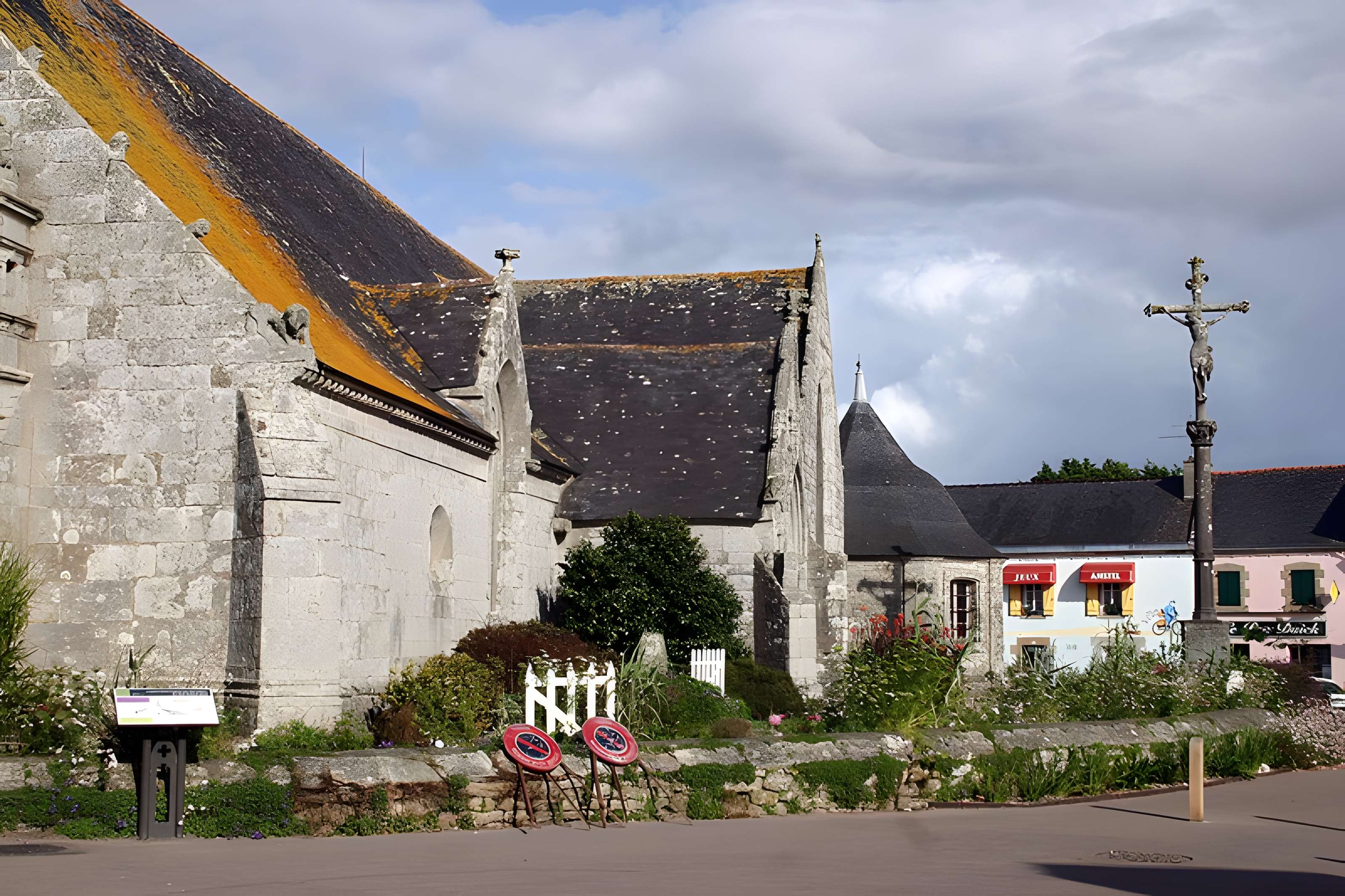 Église Saint-Cadoan de Poullan-sur-Mer
