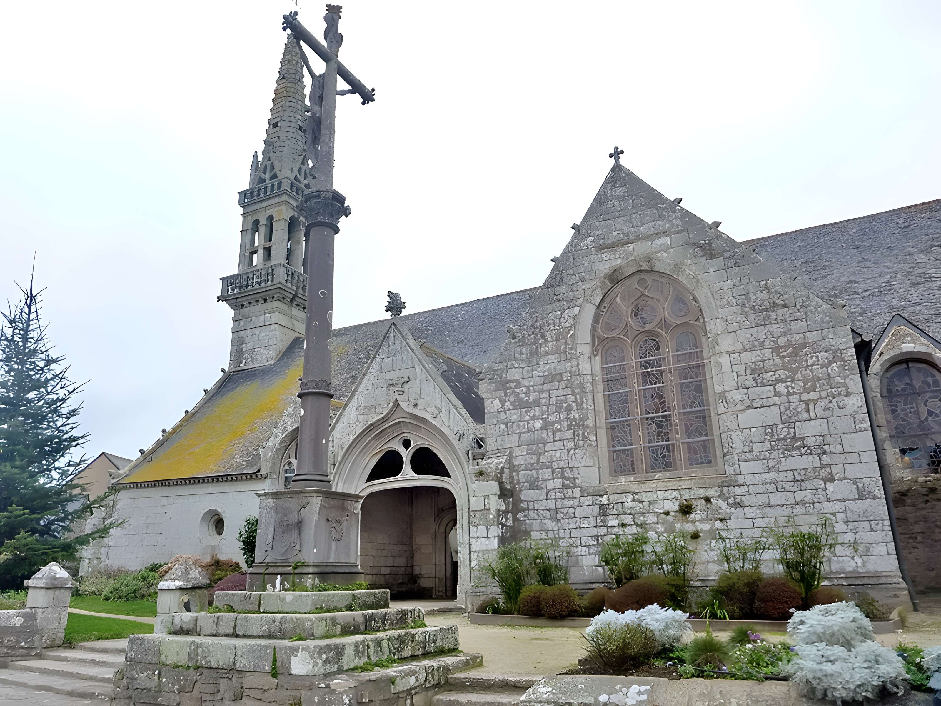 Église Saint-Cadoan de Poullan-sur-Mer