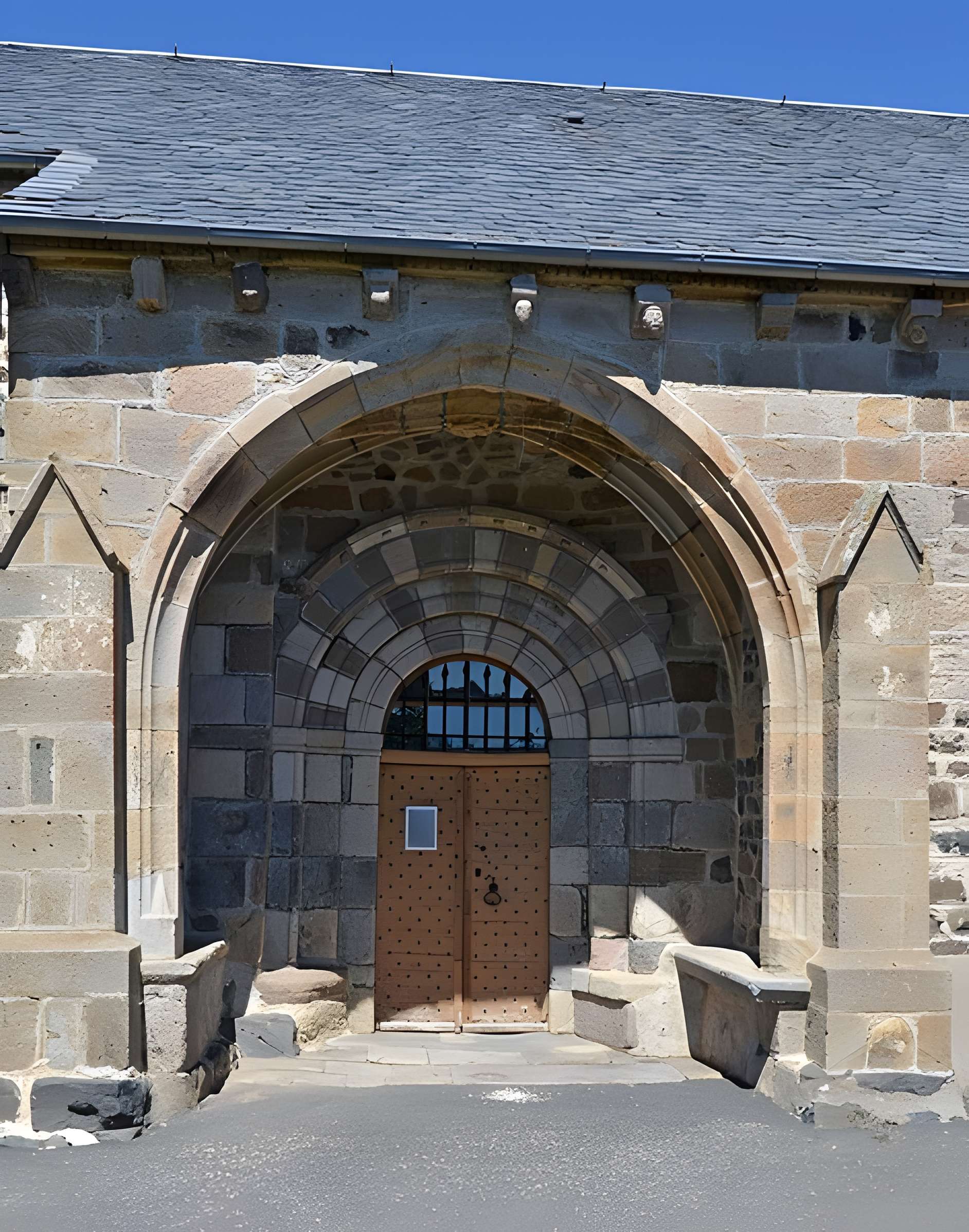 Église Saint-Caprais de Vèze