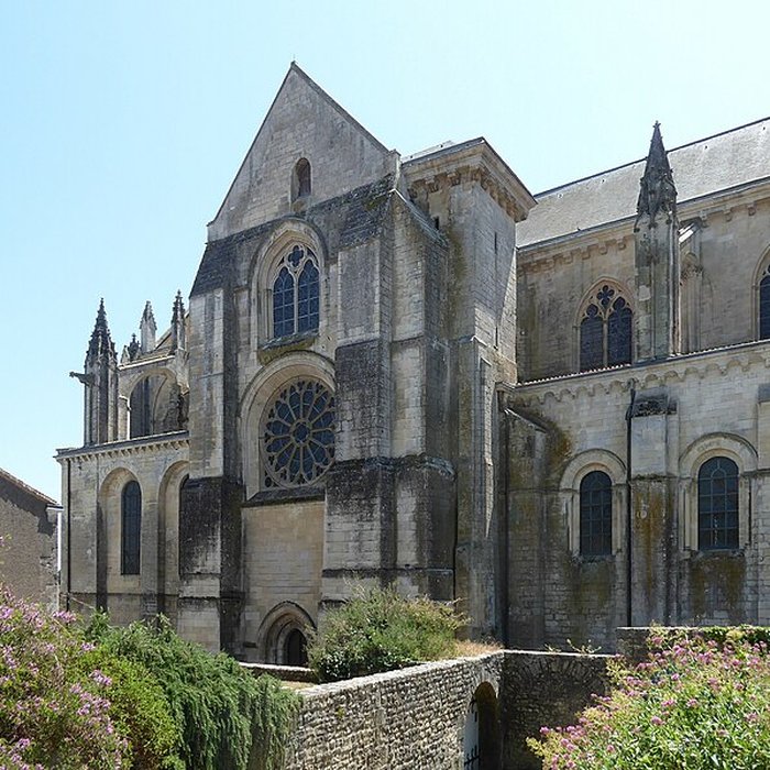 Photo de Ancienne abbaye, actuellement Caserne Canclaux