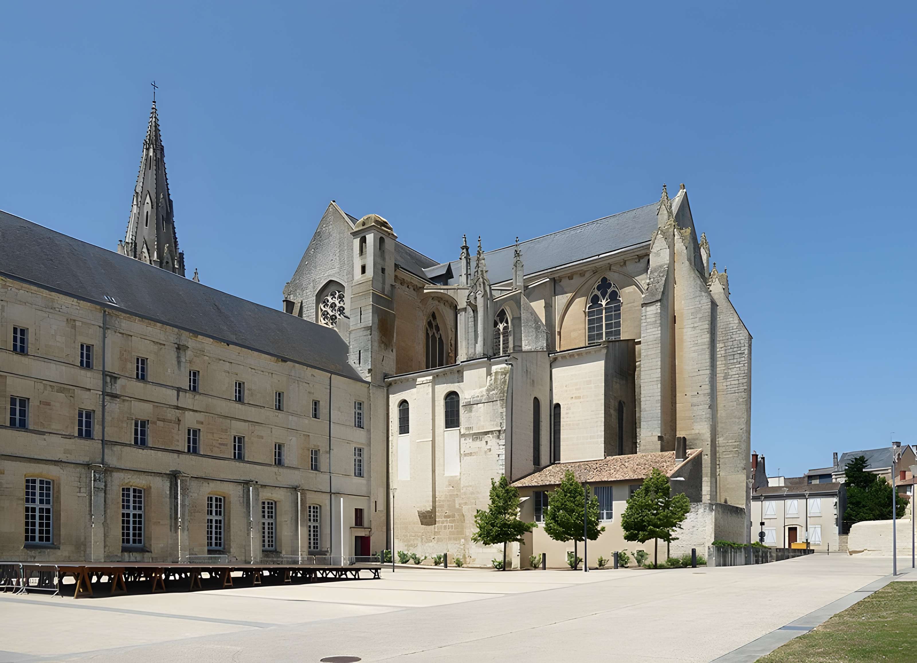 Ancienne abbaye, actuellement Caserne Canclaux