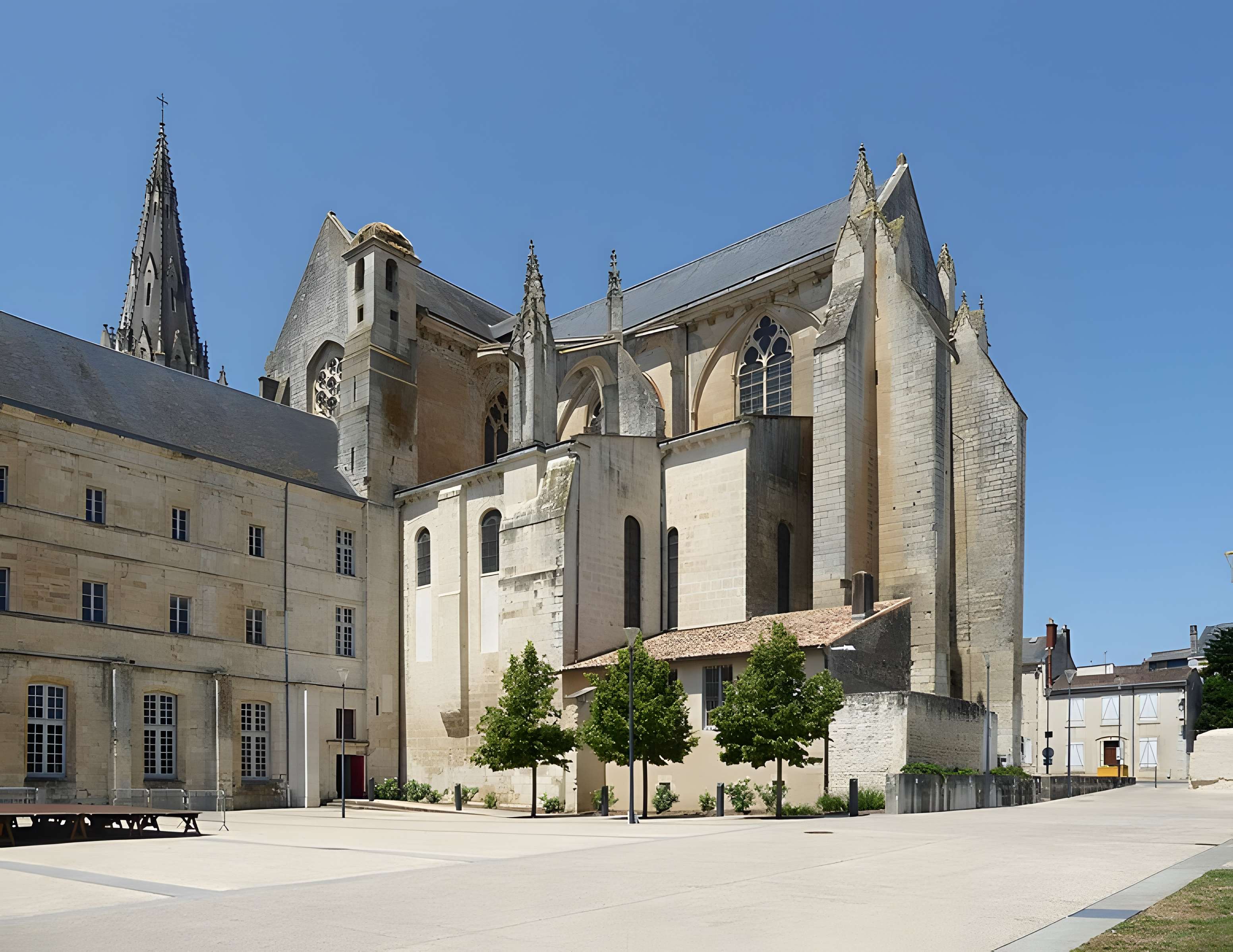 Ancienne abbaye, actuellement Caserne Canclaux