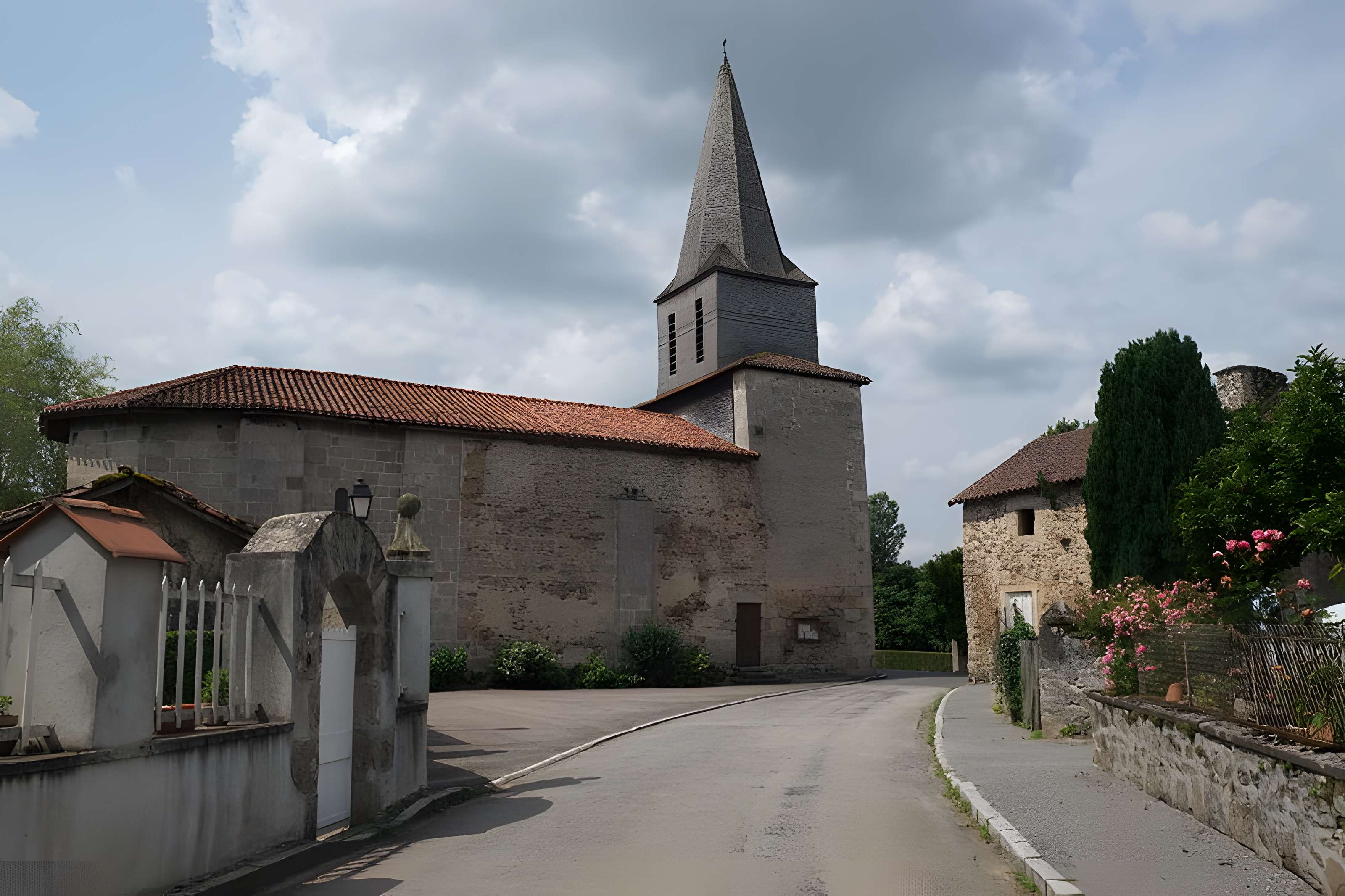 Église Saint-Denis de Saint-Denis-des-Murs et croix