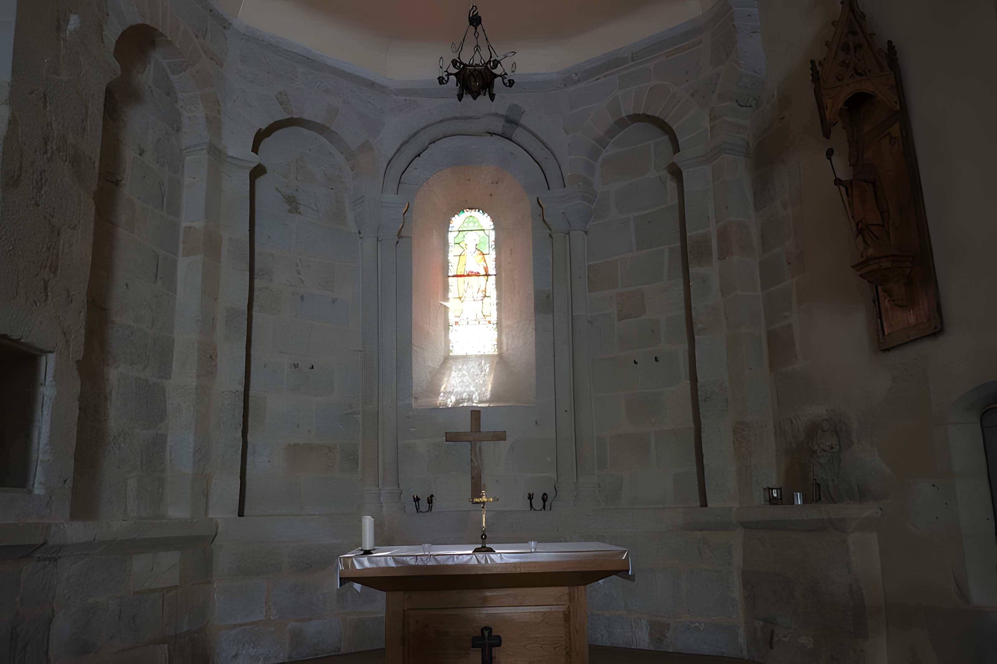 Église Saint-Denis de Saint-Denis-des-Murs et croix