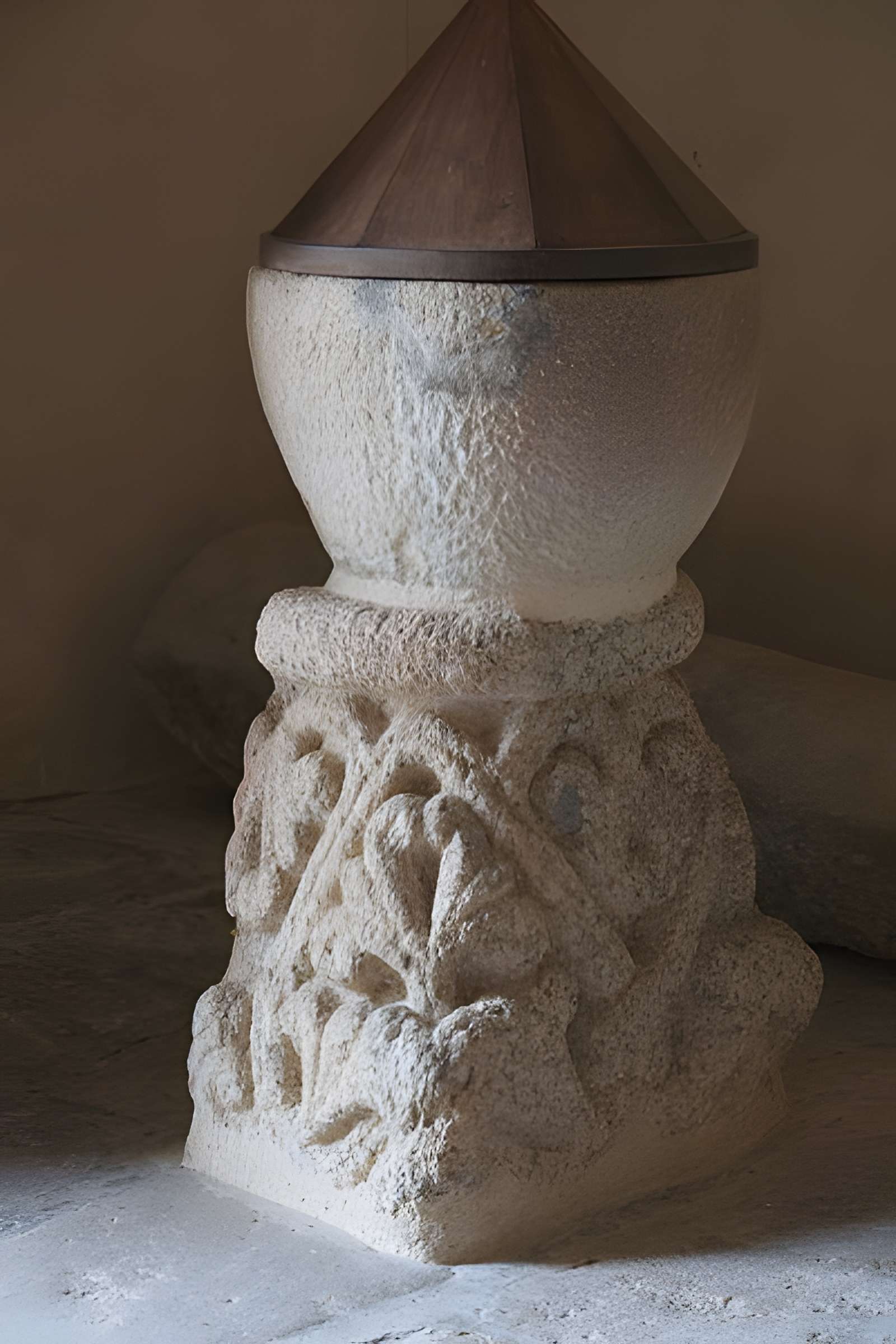 Église Saint-Denis de Saint-Denis-des-Murs et croix