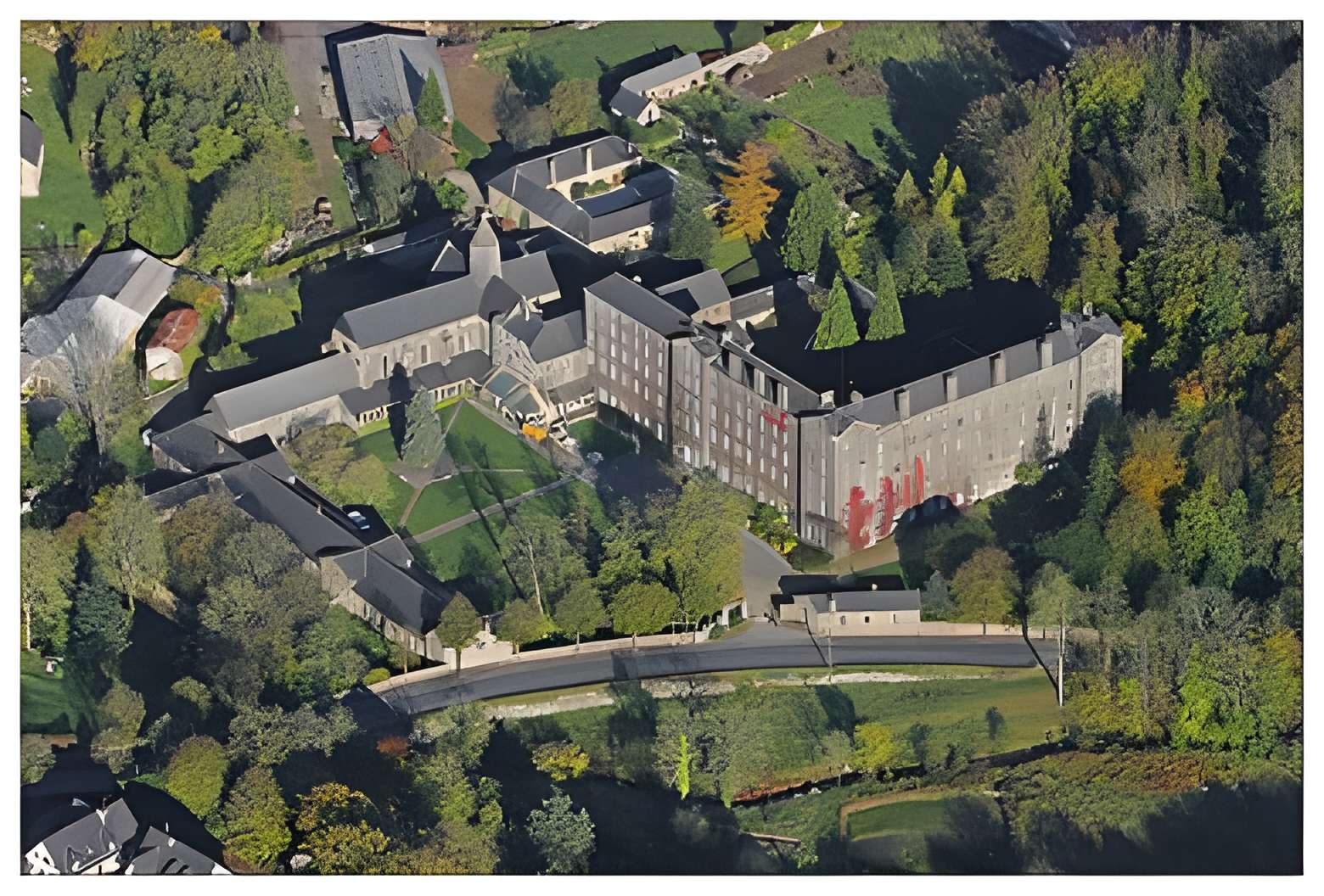 Abbaye Blanche de Mortain vue aérienne