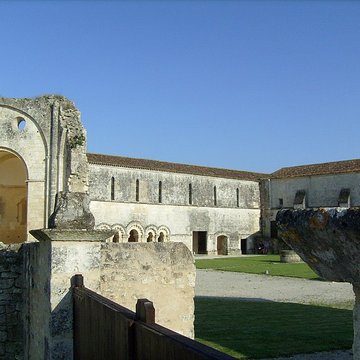Prieuré ou Abbaye de Trizay en Charente-Maritime
