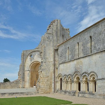 Prieuré ou Abbaye de Trizay en Charente-Maritime