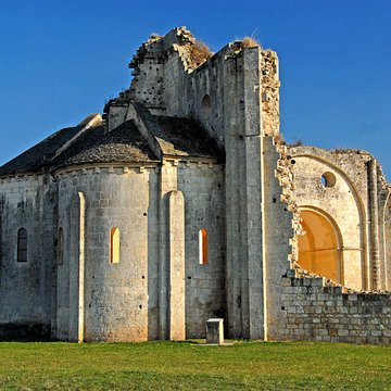 Prieuré ou Abbaye de Trizay en Charente-Maritime