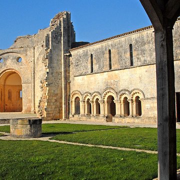 Prieuré ou Abbaye de Trizay en Charente-Maritime