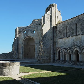 Prieuré ou Abbaye de Trizay en Charente-Maritime