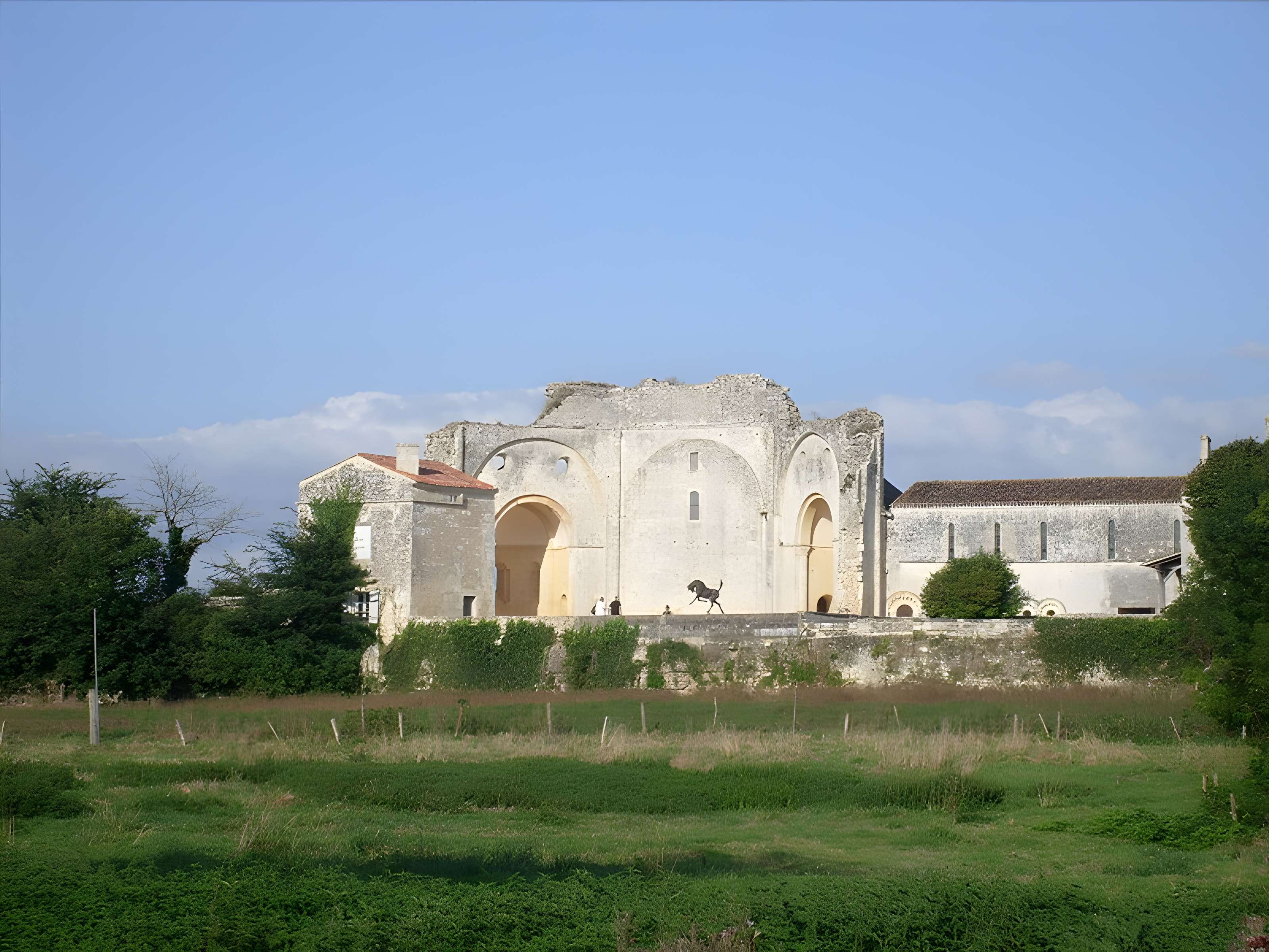 Prieuré ou Abbaye de Trizay en Charente-Maritime