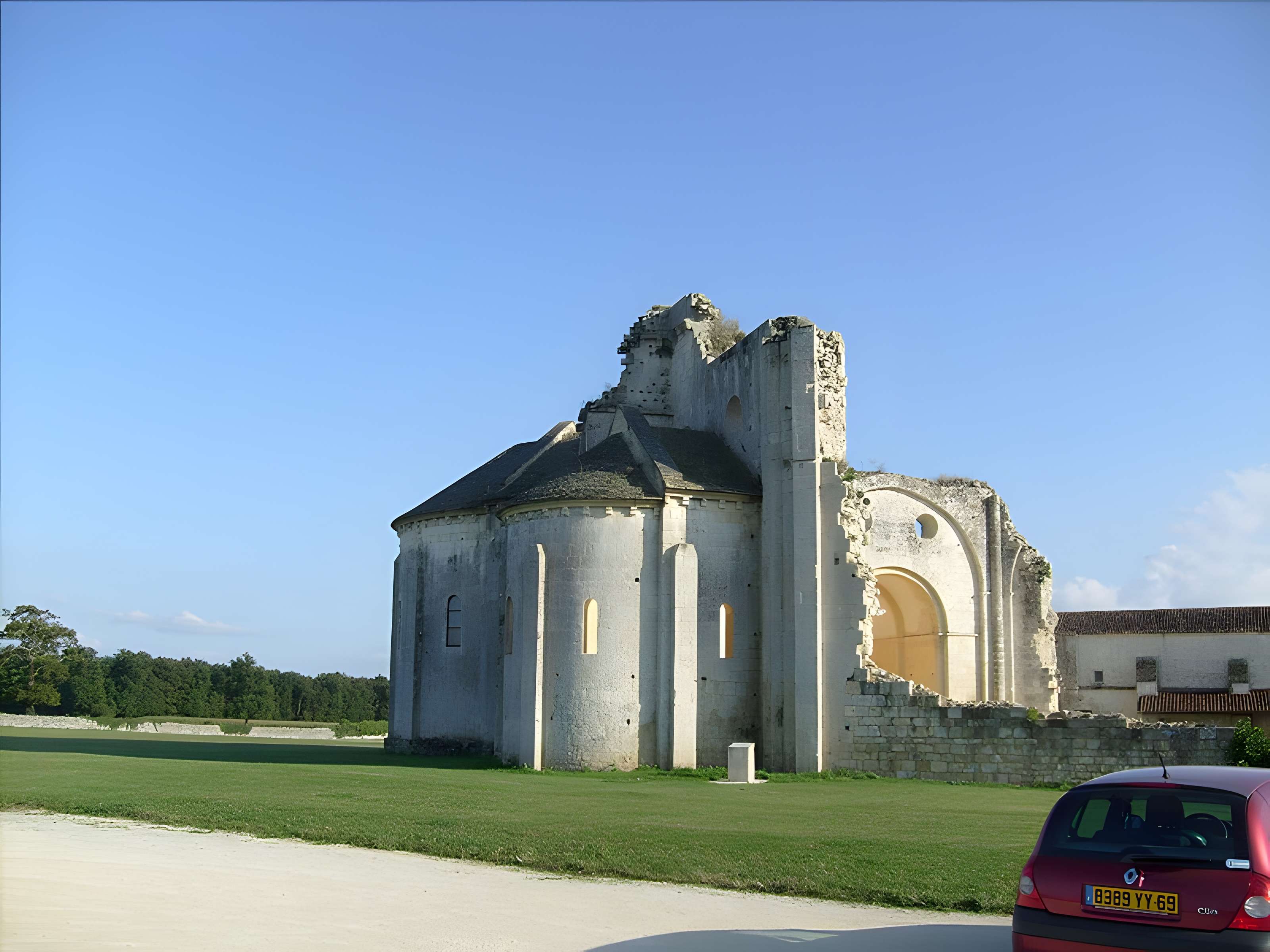 Prieuré ou Abbaye de Trizay en Charente-Maritime
