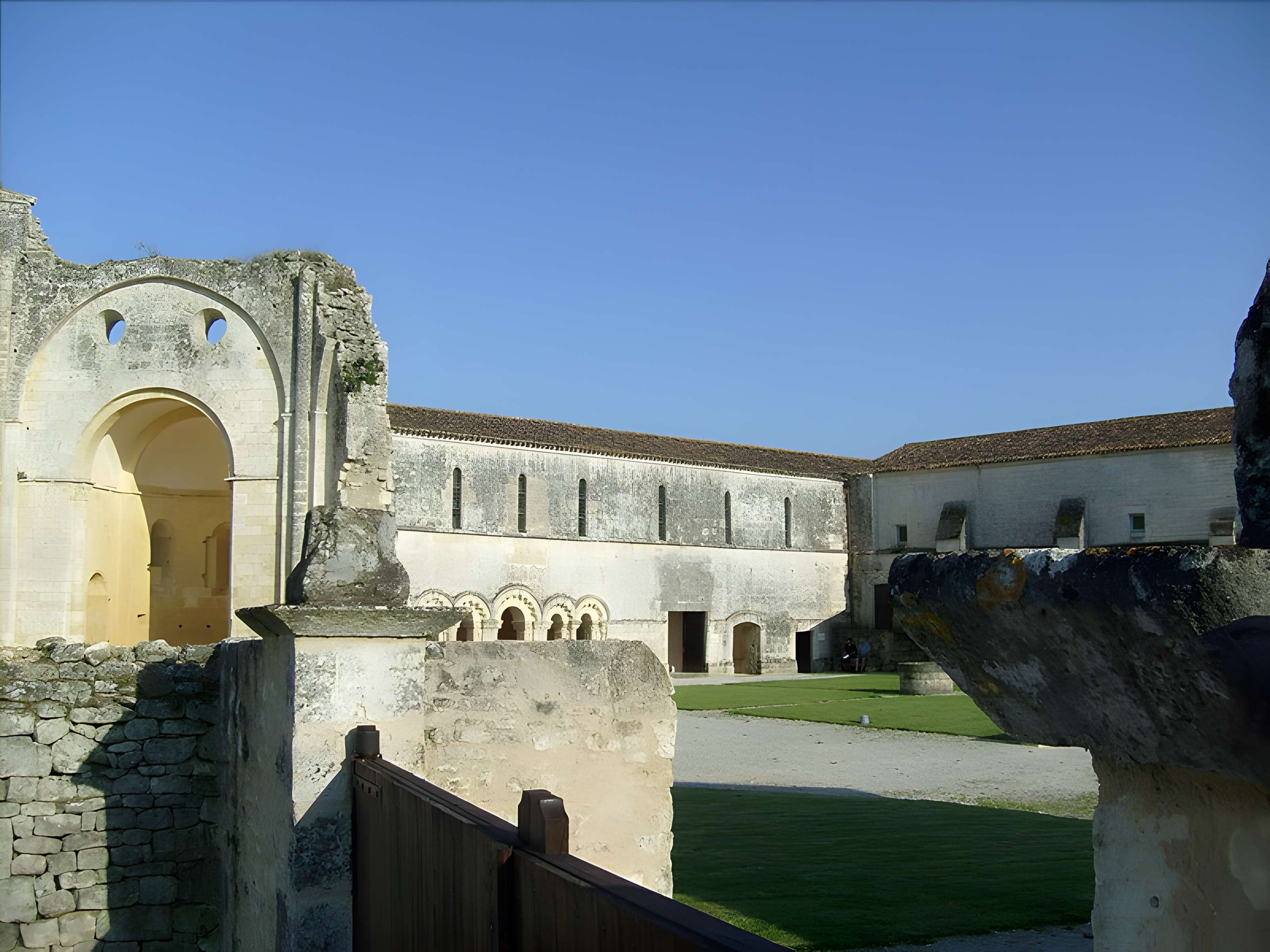 Prieuré ou Abbaye de Trizay en Charente-Maritime