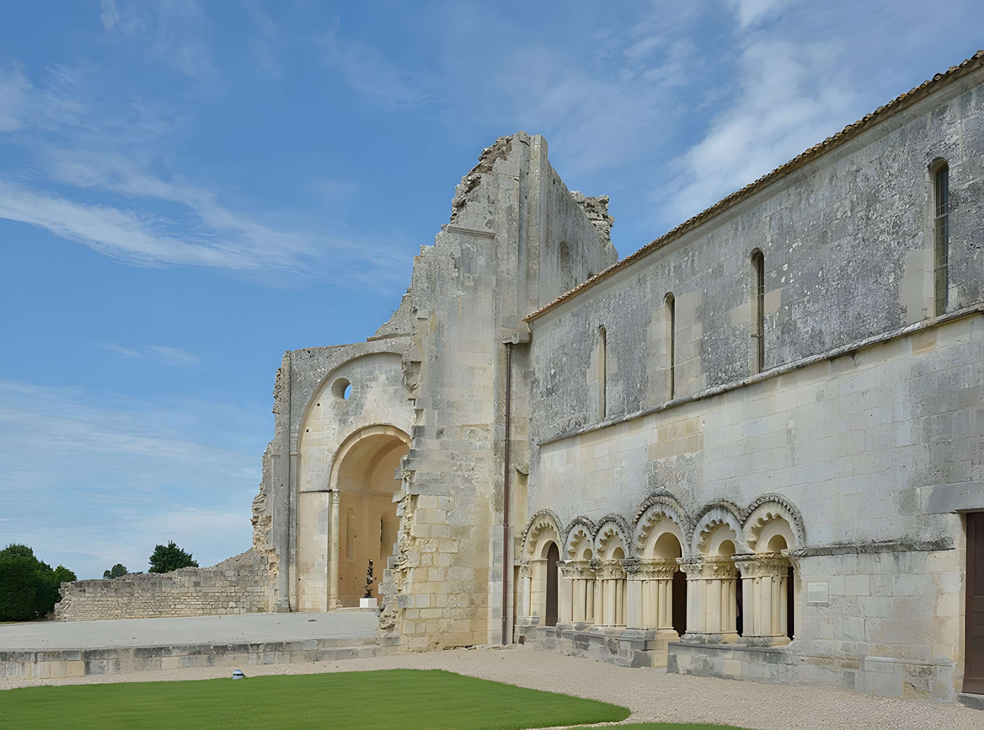 Prieuré ou Abbaye de Trizay en Charente-Maritime