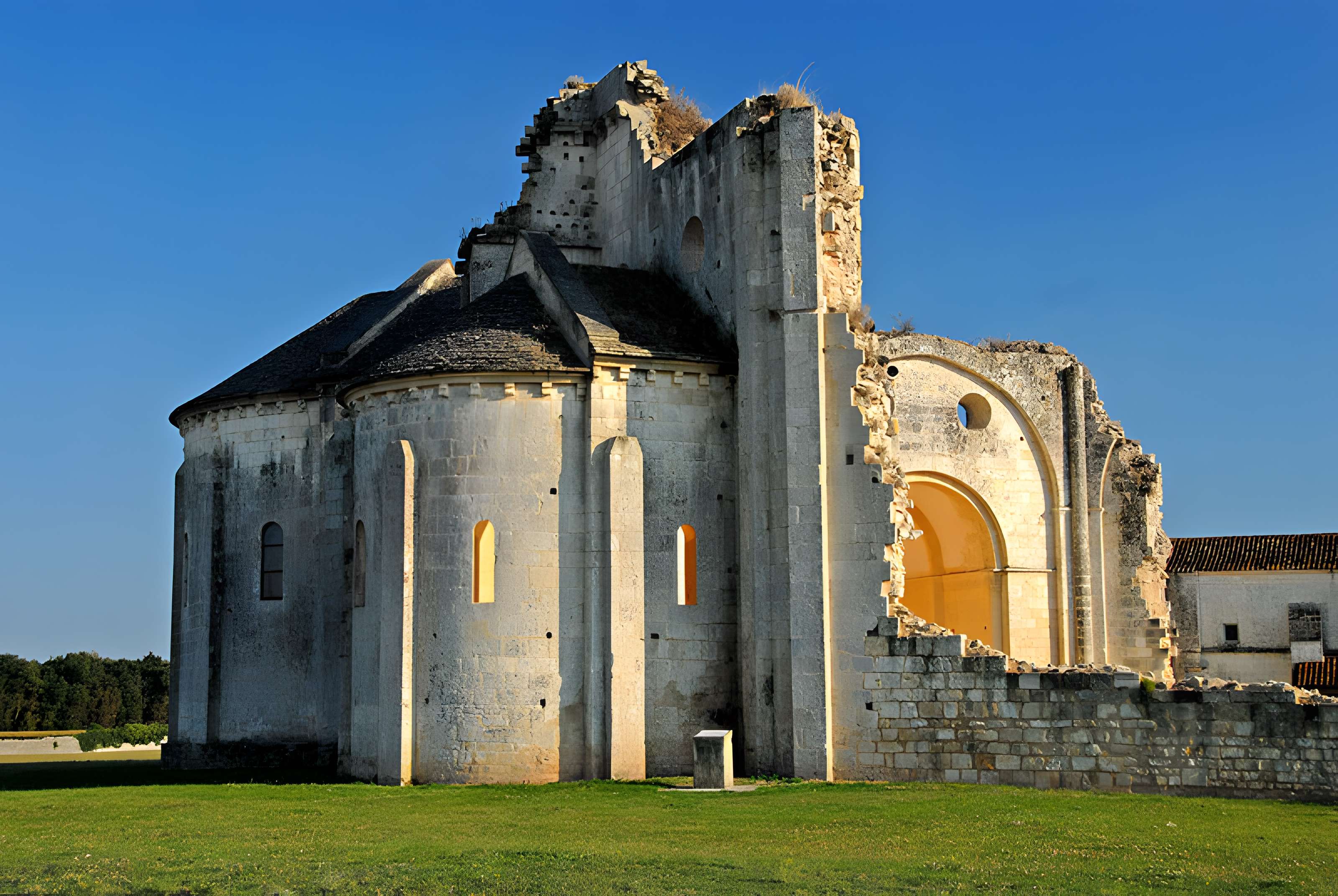 Prieuré ou Abbaye de Trizay en Charente-Maritime
