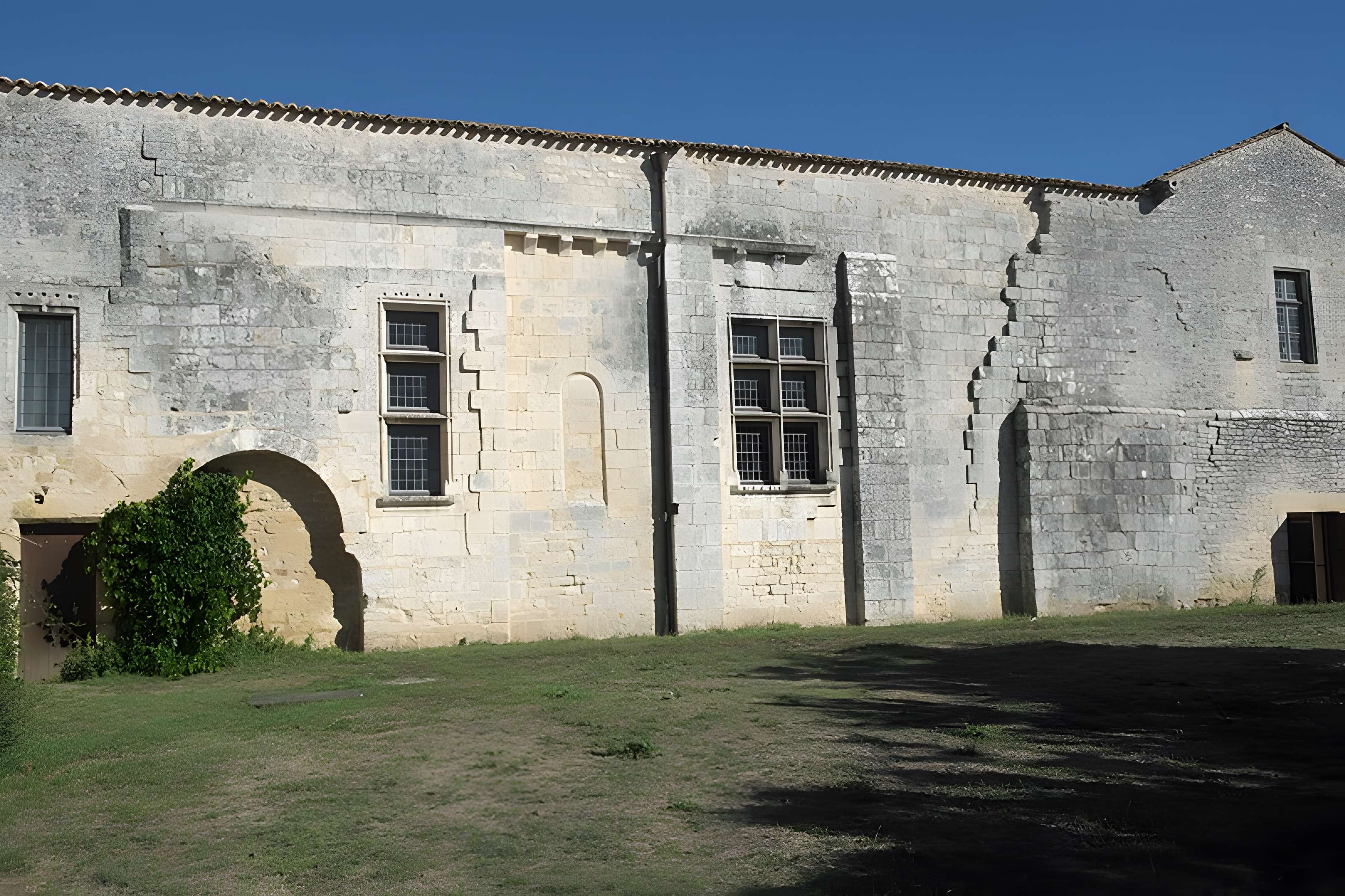 Prieuré ou Abbaye de Trizay en Charente-Maritime