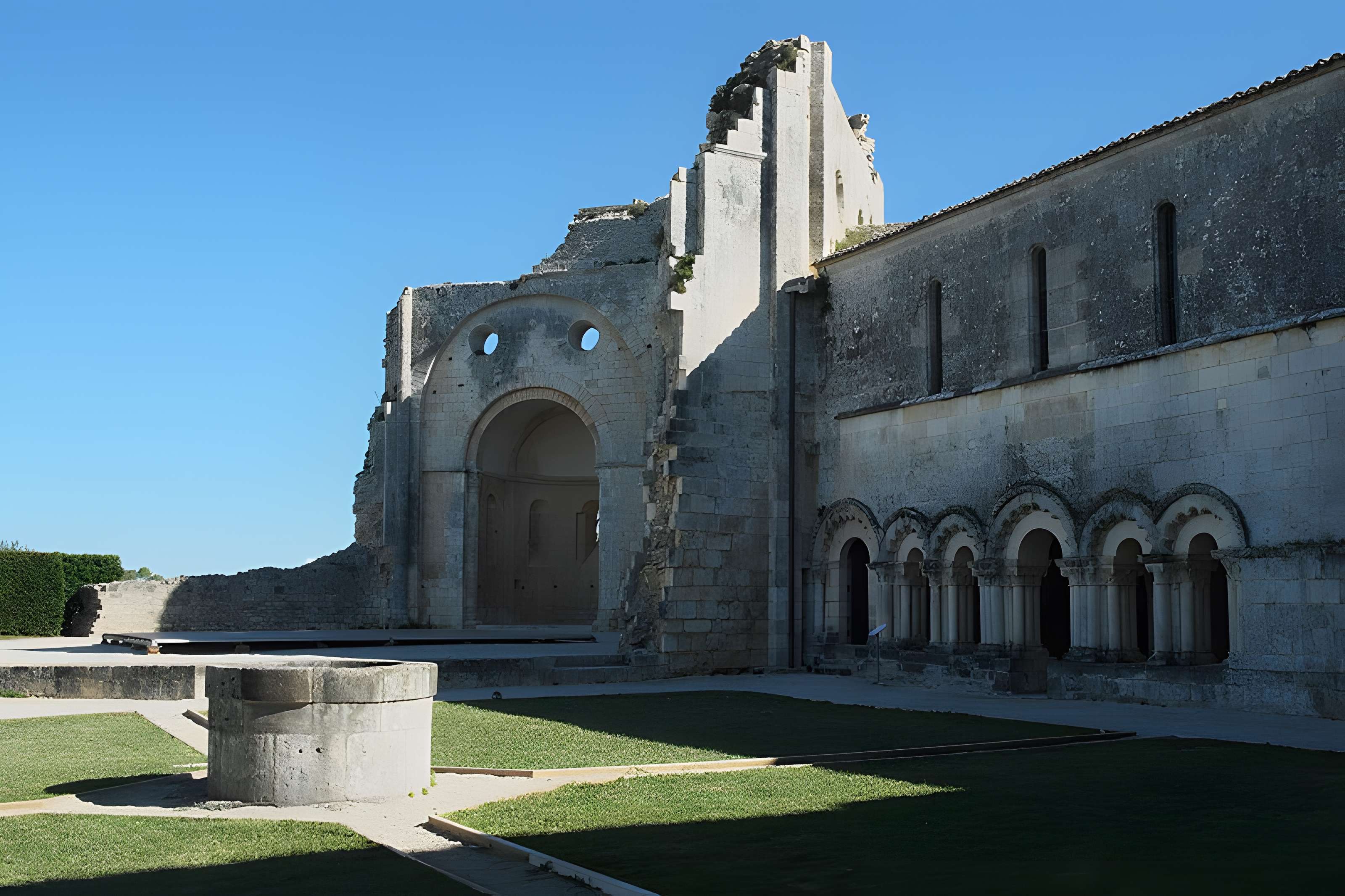 Prieuré ou Abbaye de Trizay en Charente-Maritime