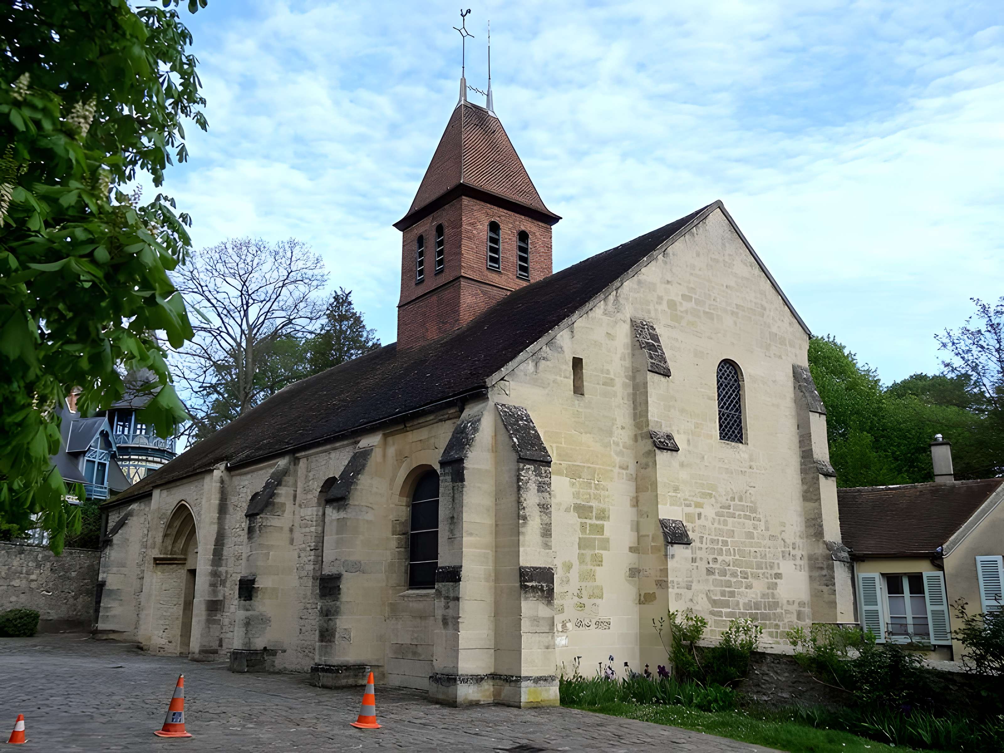 Église Sainte-Croix de Fourqueux