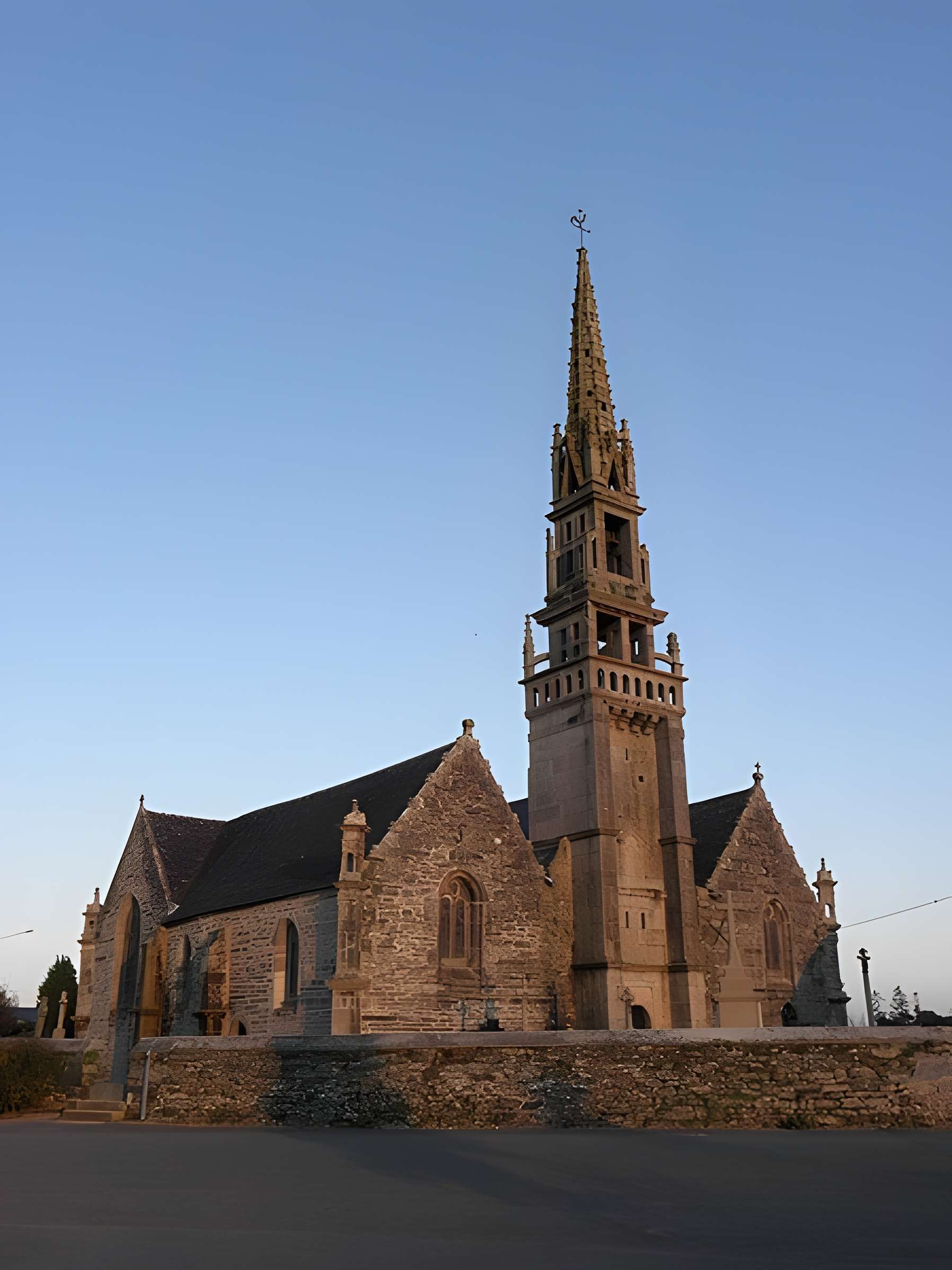 Église Saint-Éguiner de Loc-Eguiner