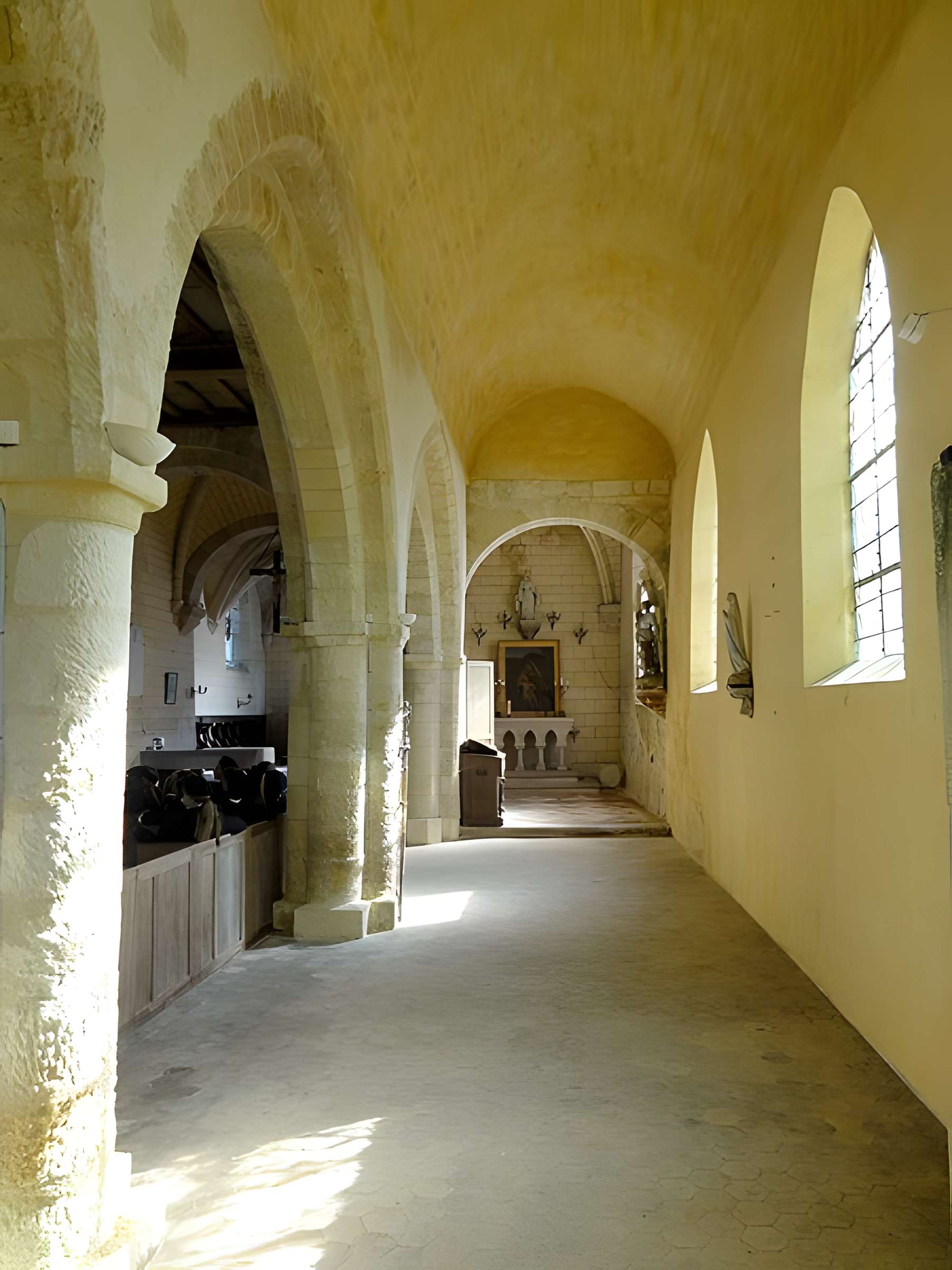 Église Sainte-Marie-Madeleine du Perchay et croix