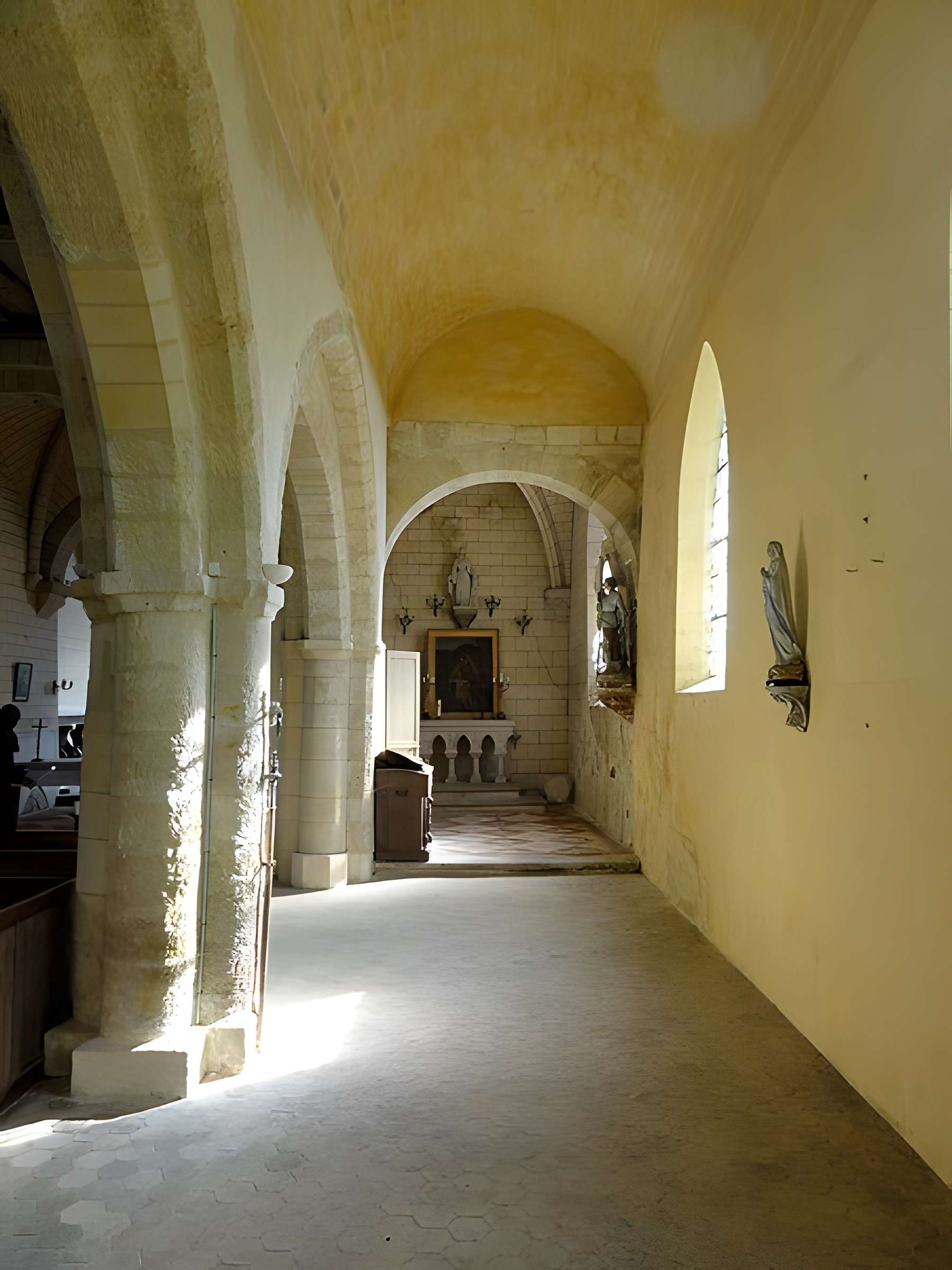 Église Sainte-Marie-Madeleine du Perchay et croix