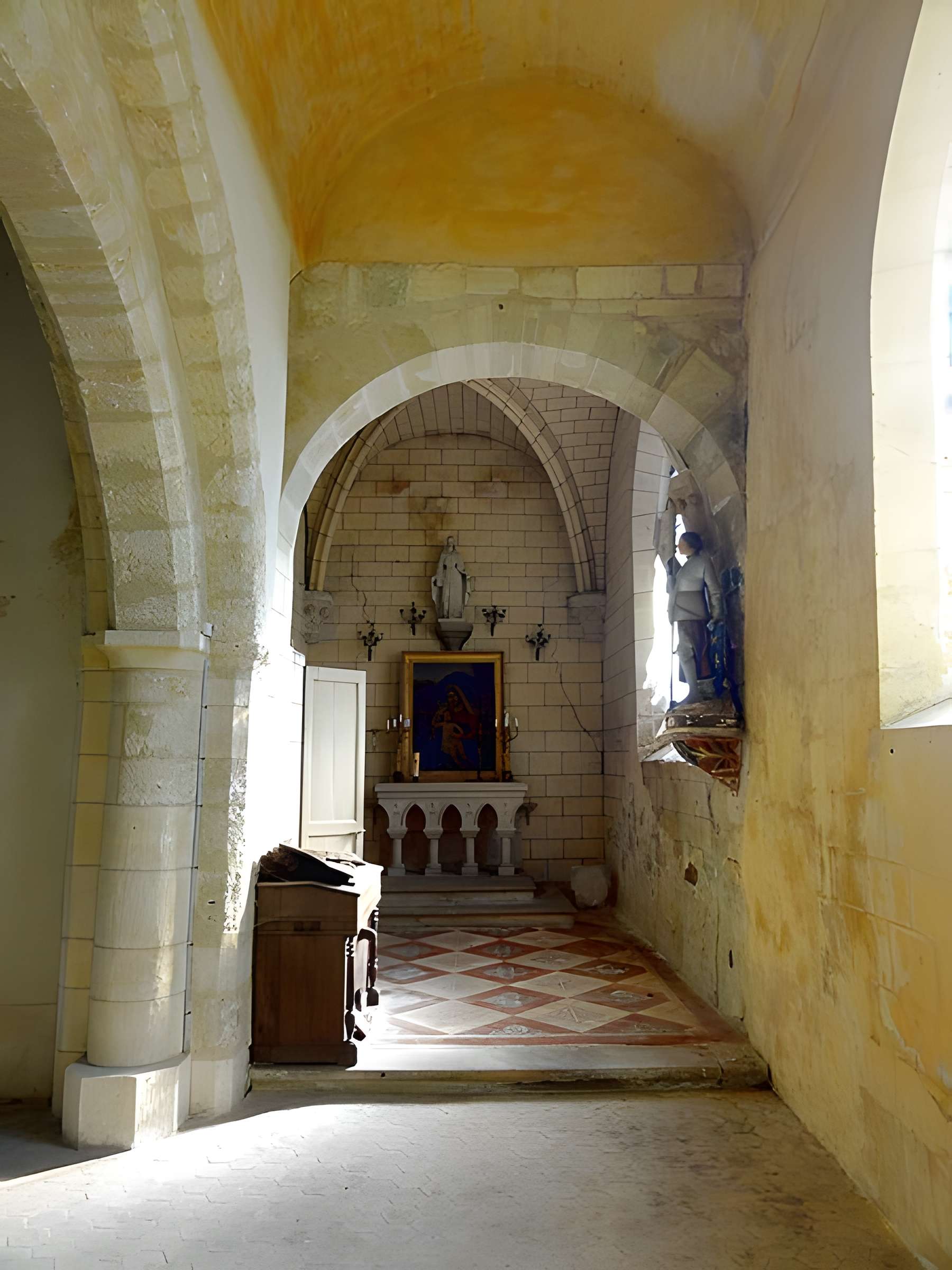 Église Sainte-Marie-Madeleine du Perchay et croix