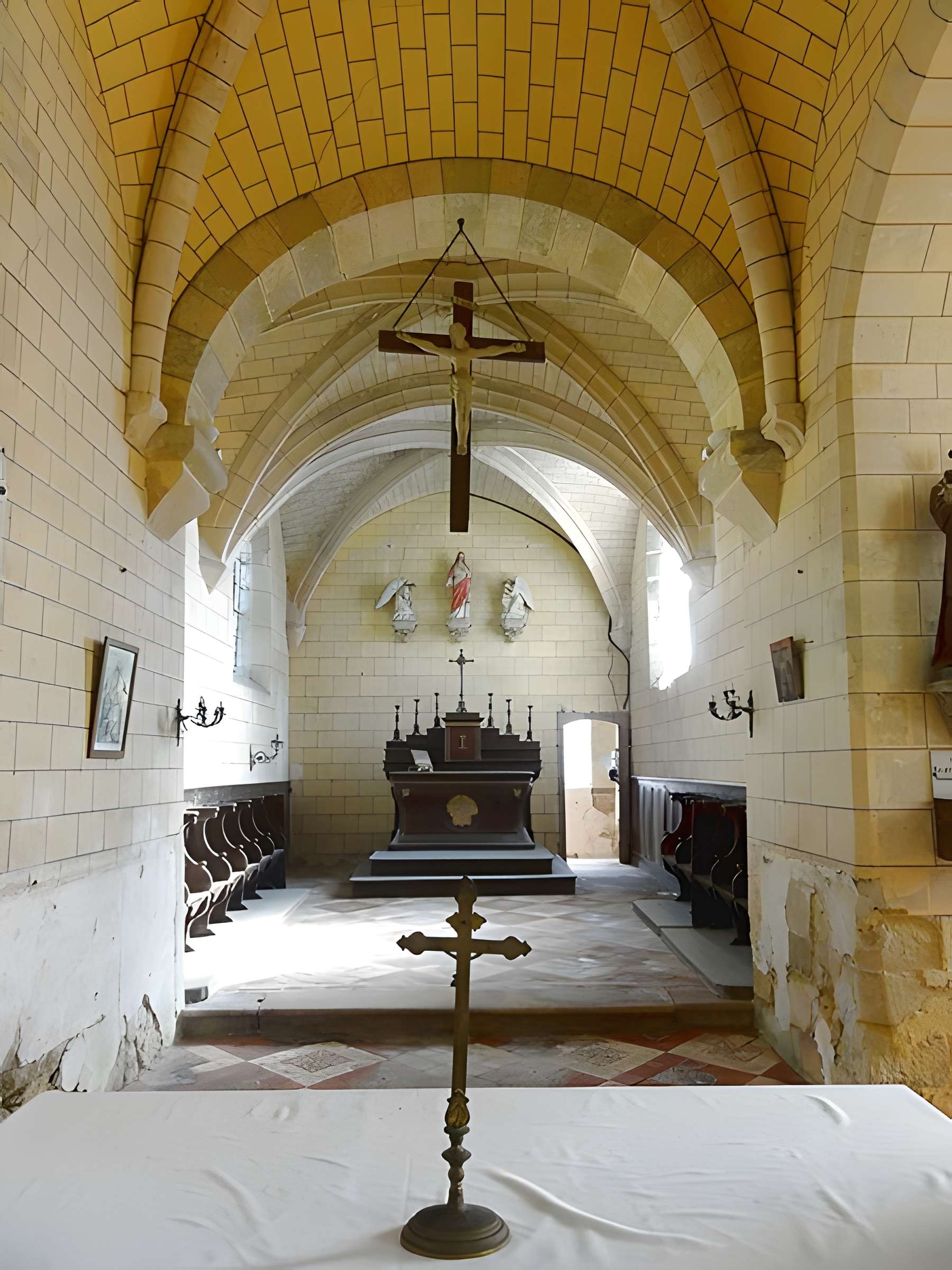 Église Sainte-Marie-Madeleine du Perchay et croix