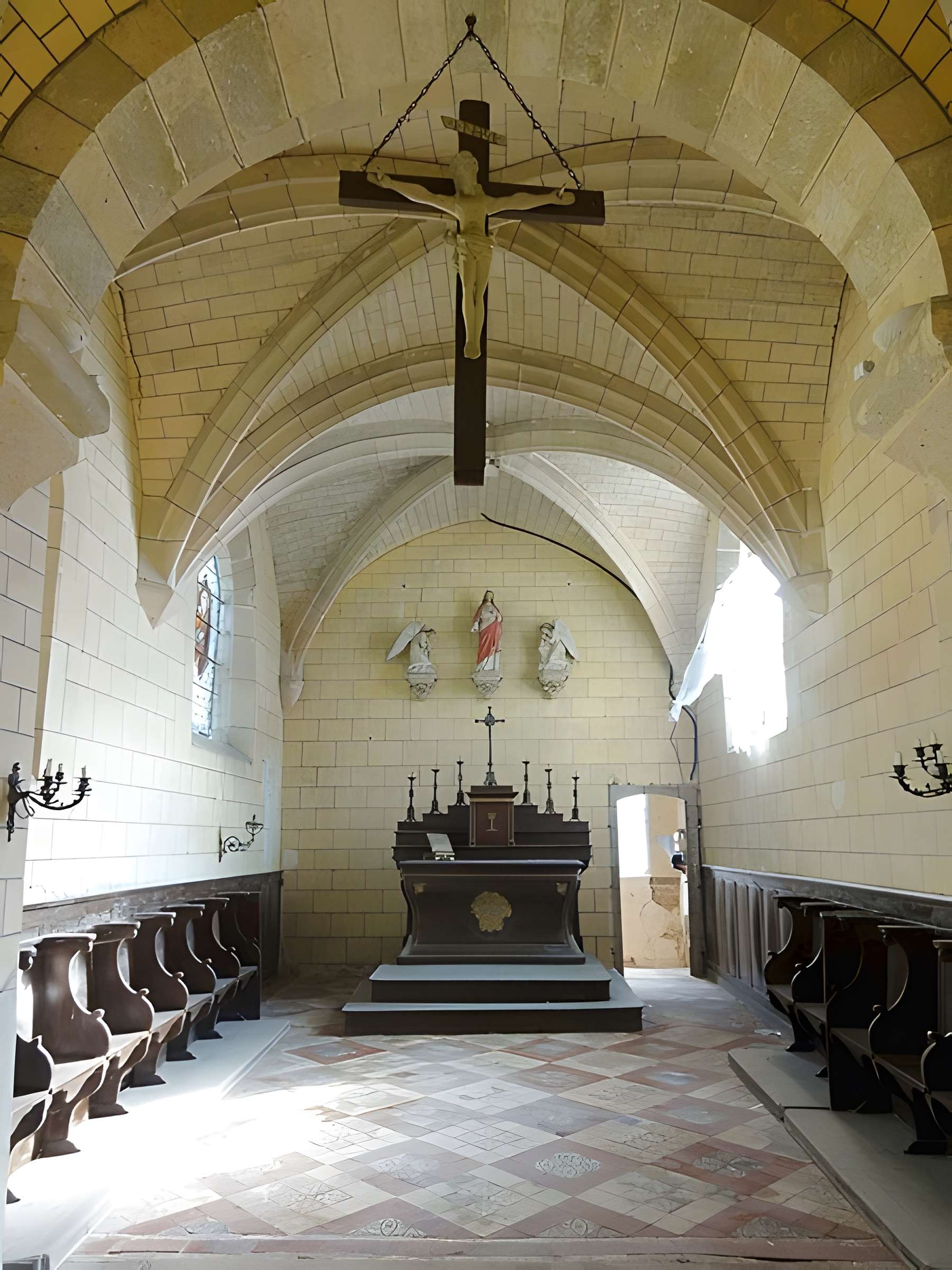 Église Sainte-Marie-Madeleine du Perchay et croix