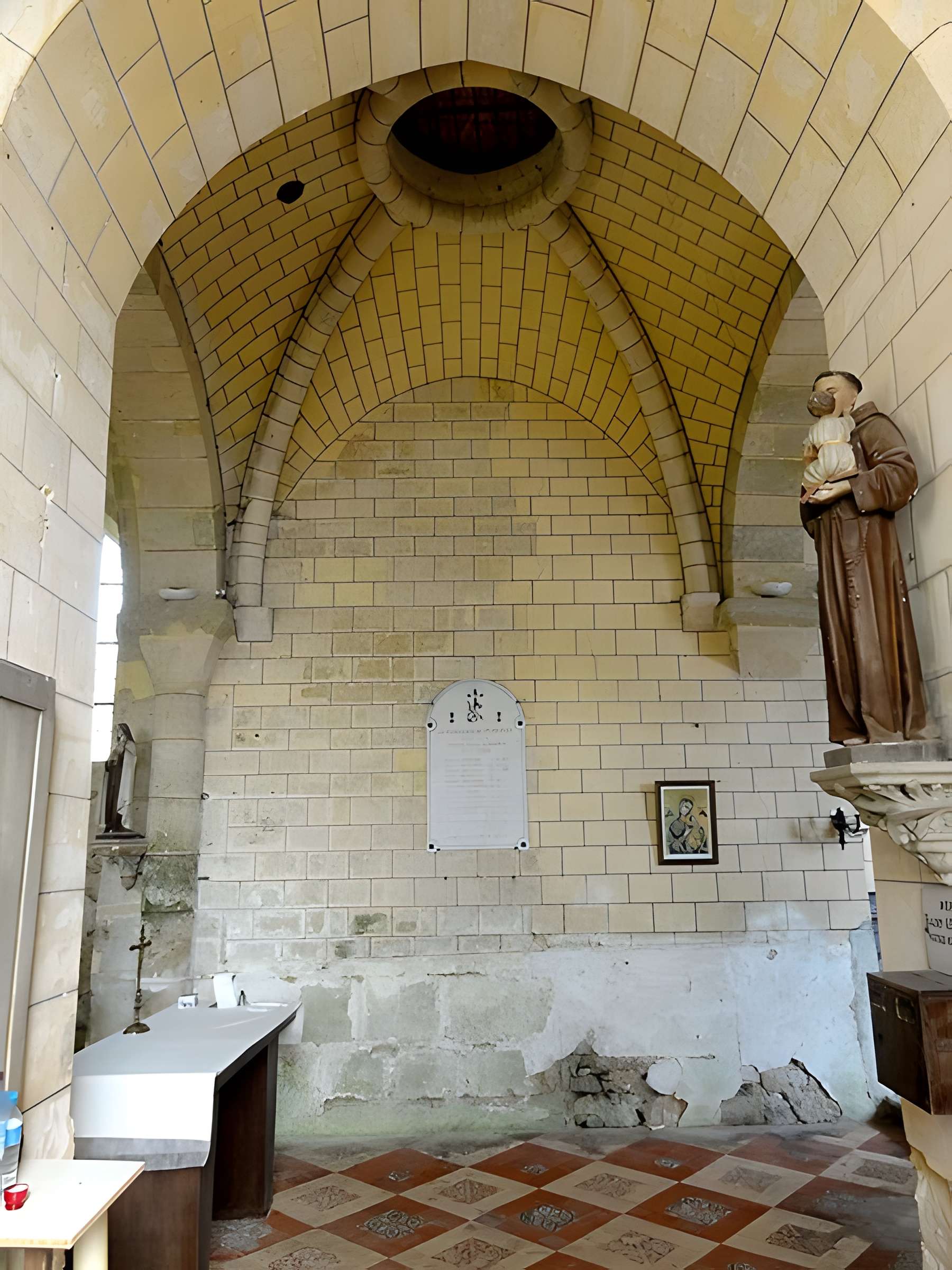 Église Sainte-Marie-Madeleine du Perchay et croix