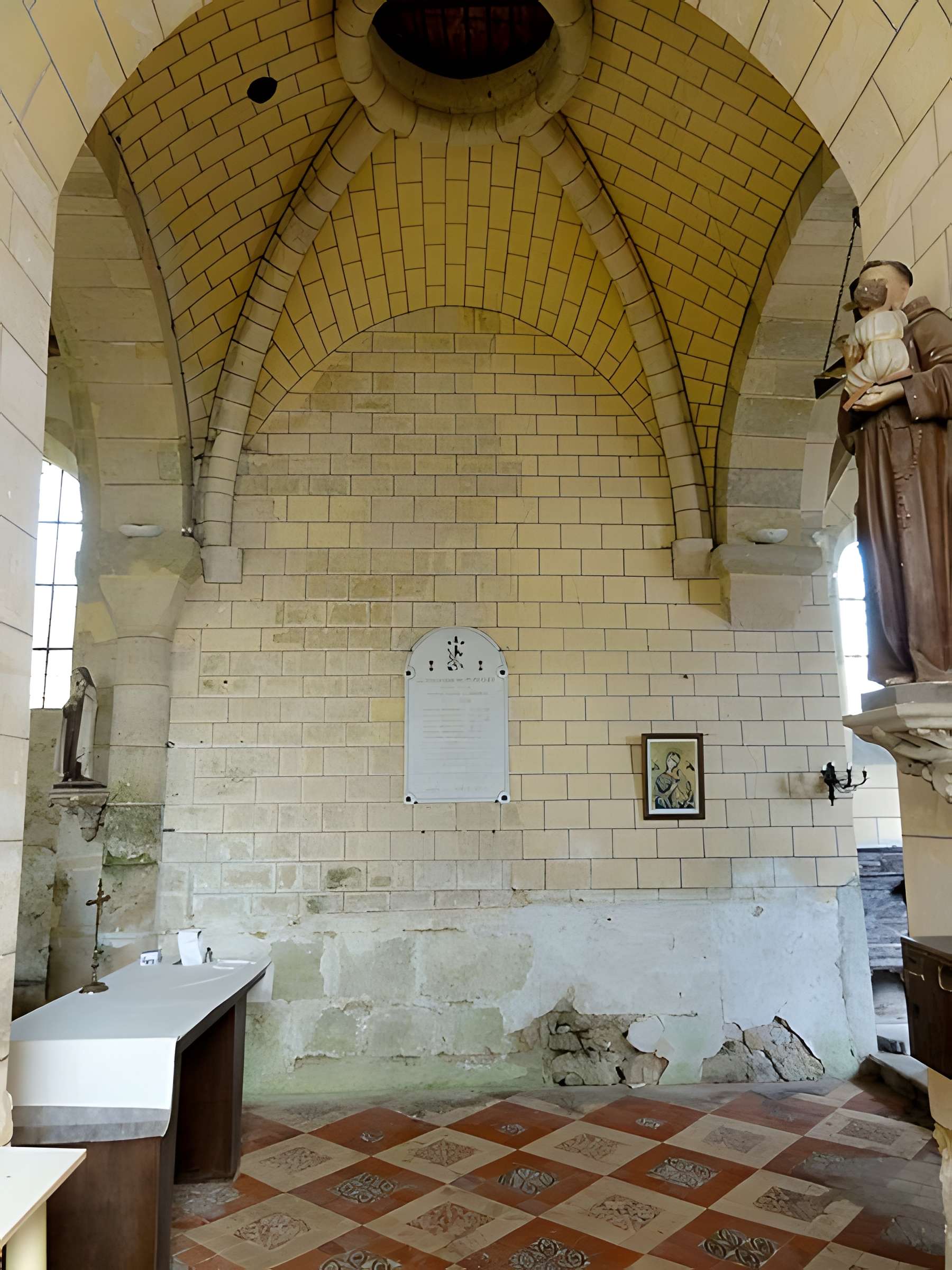 Église Sainte-Marie-Madeleine du Perchay et croix