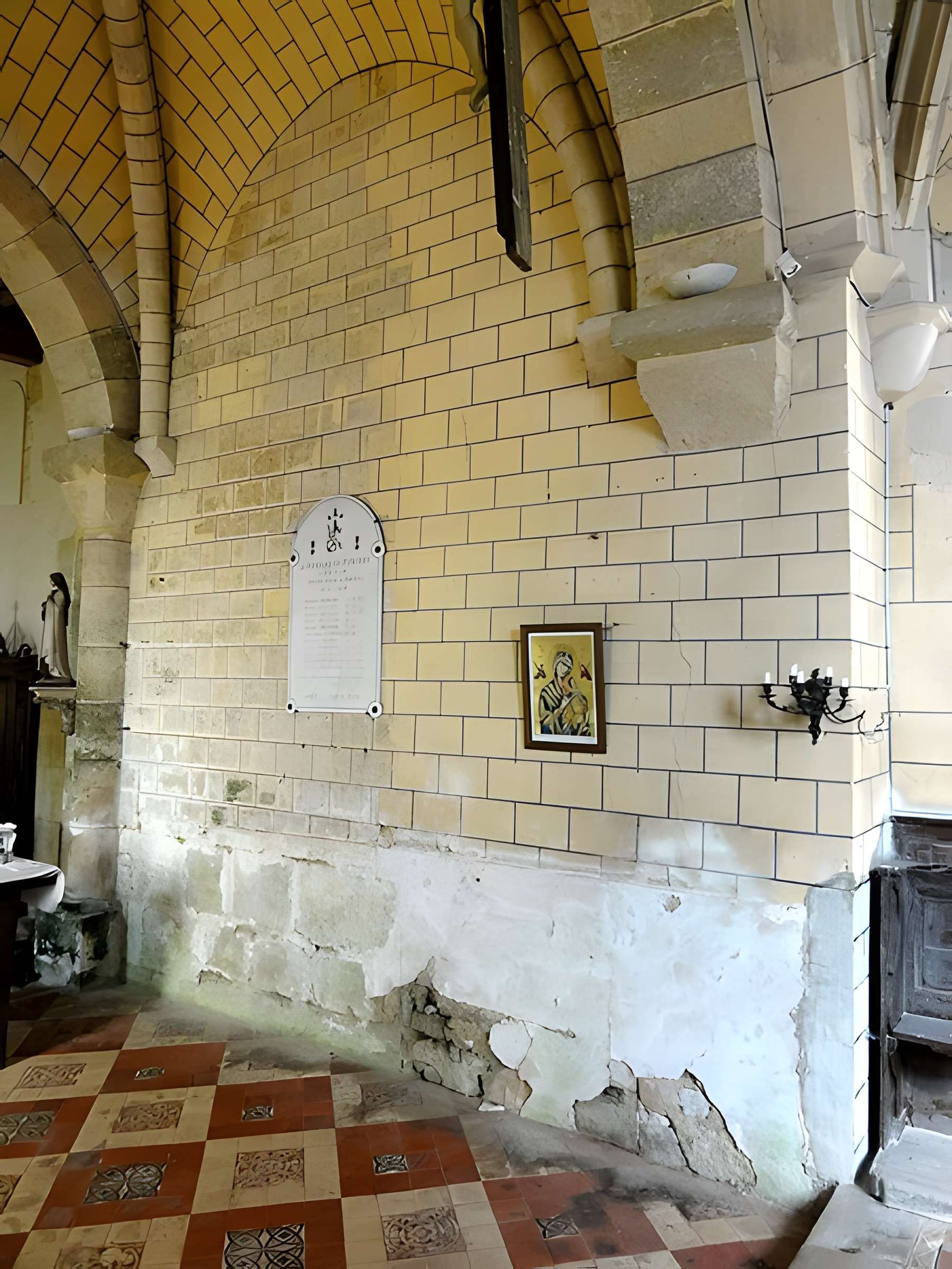 Église Sainte-Marie-Madeleine du Perchay et croix