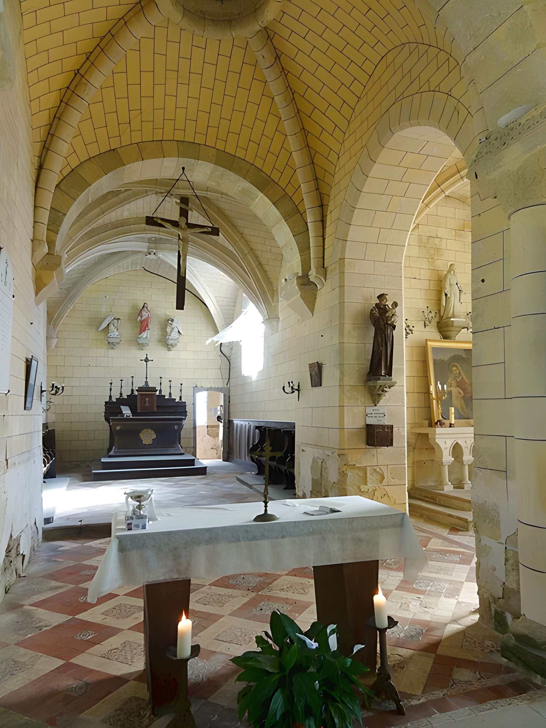 Église Sainte-Marie-Madeleine du Perchay et croix