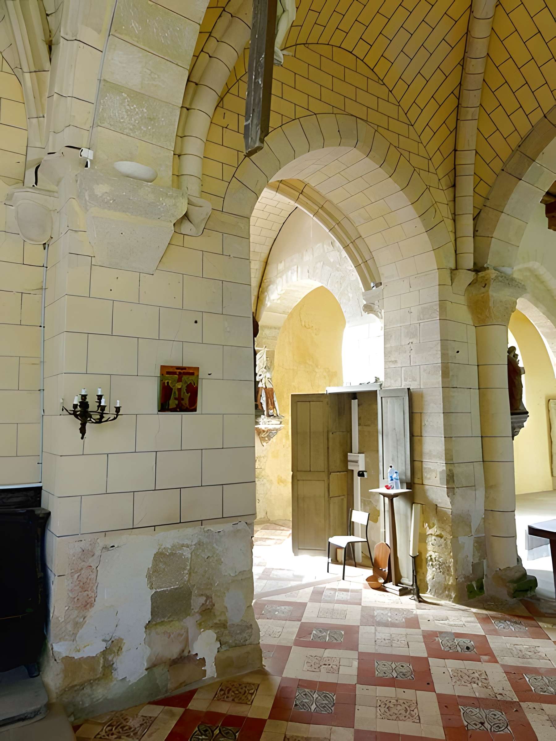 Église Sainte-Marie-Madeleine du Perchay et croix