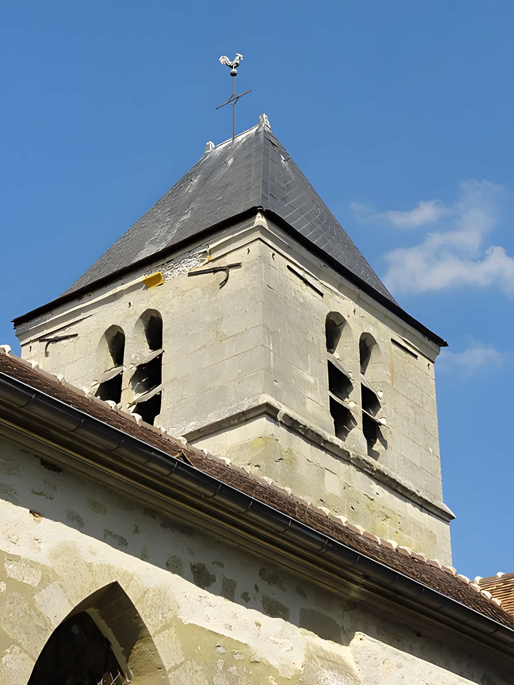 Église Sainte-Marie-Madeleine du Perchay et croix