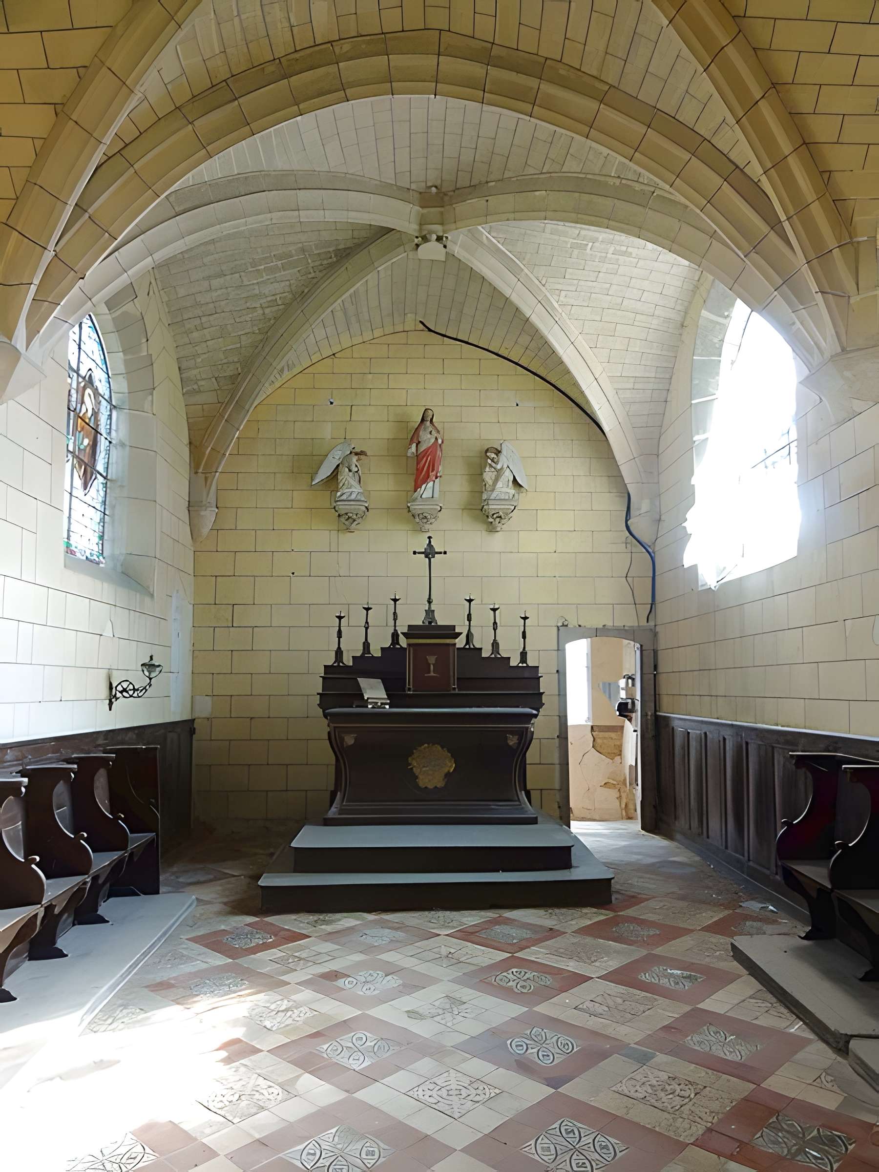 Église Sainte-Marie-Madeleine du Perchay et croix