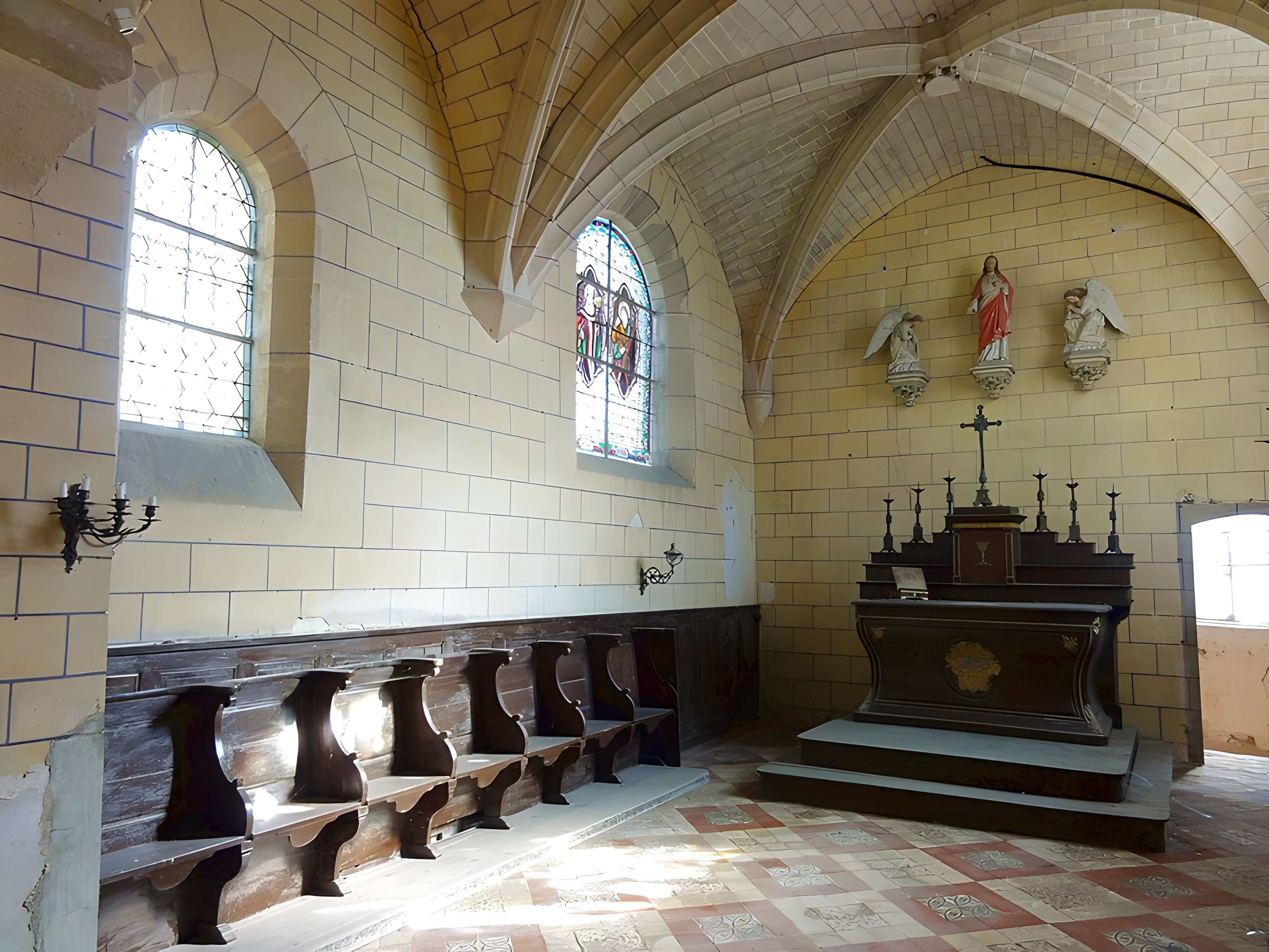 Église Sainte-Marie-Madeleine du Perchay et croix