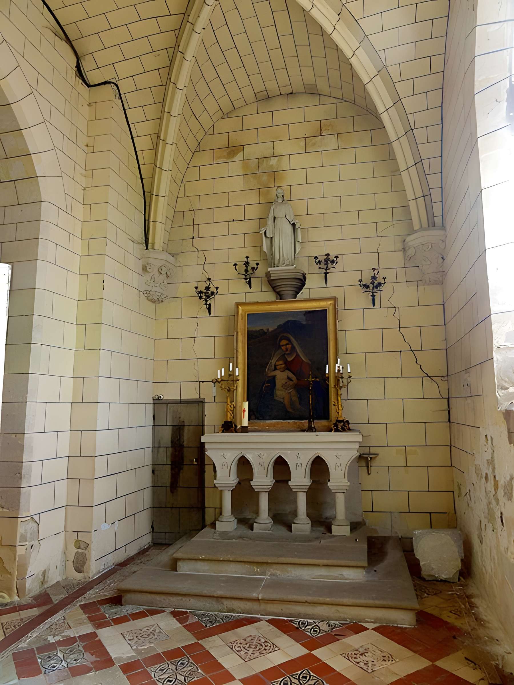 Église Sainte-Marie-Madeleine du Perchay et croix