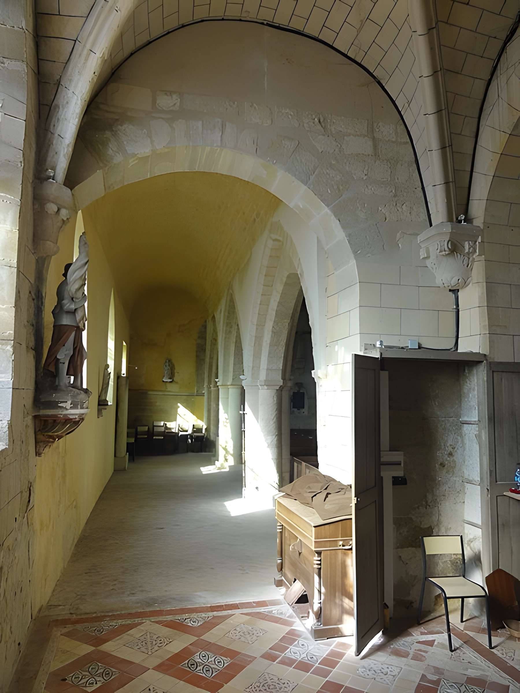 Église Sainte-Marie-Madeleine du Perchay et croix