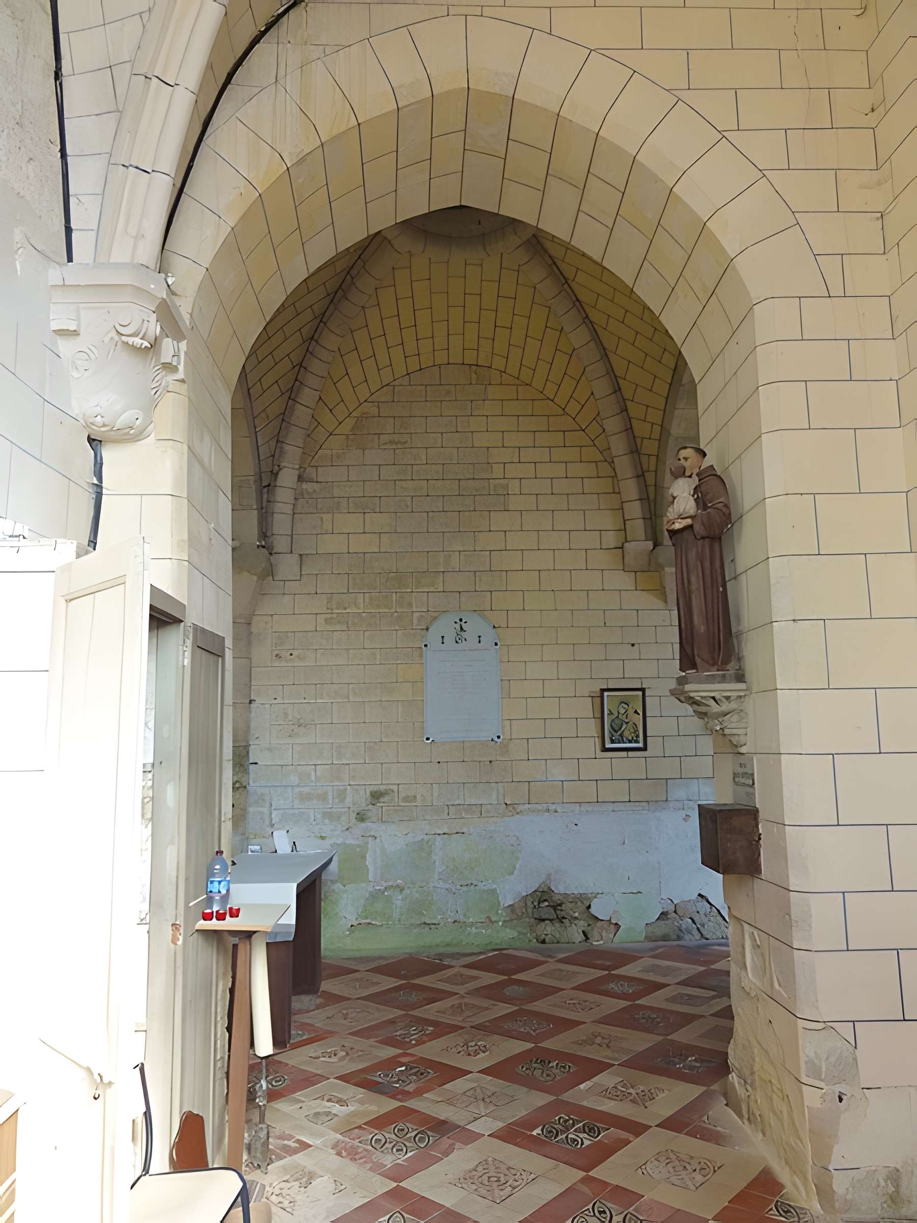 Église Sainte-Marie-Madeleine du Perchay et croix