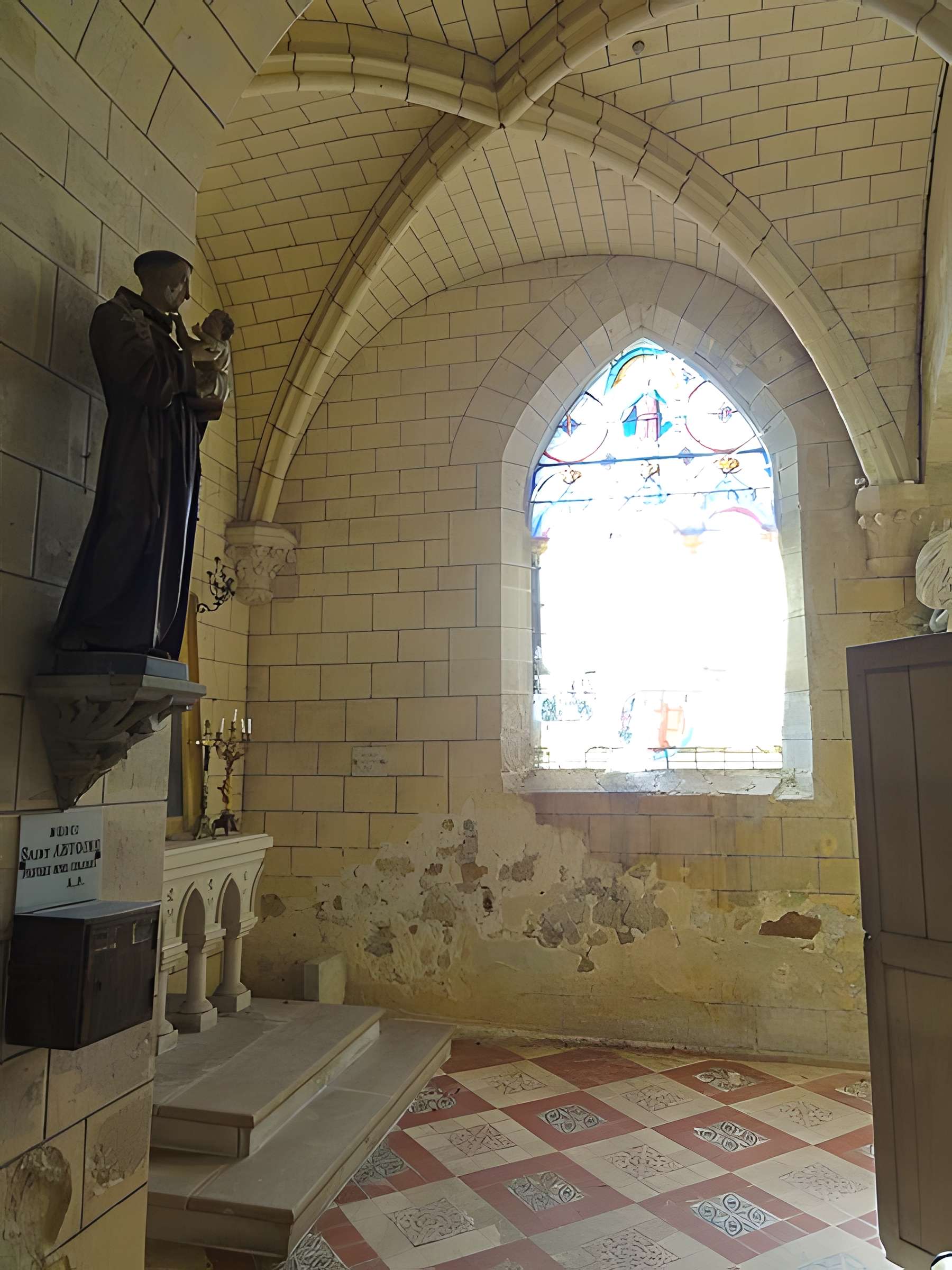 Église Sainte-Marie-Madeleine du Perchay et croix
