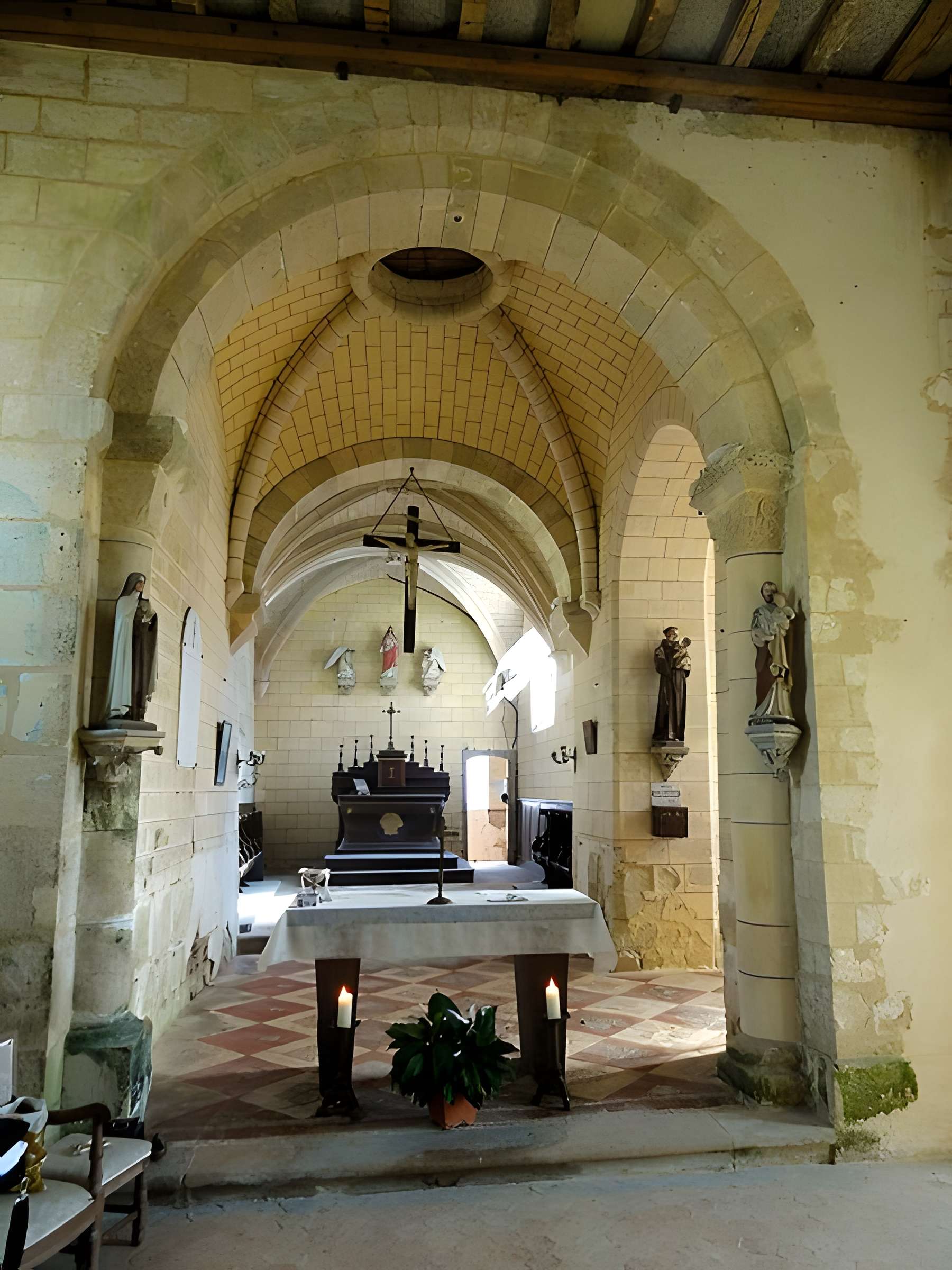 Église Sainte-Marie-Madeleine du Perchay et croix