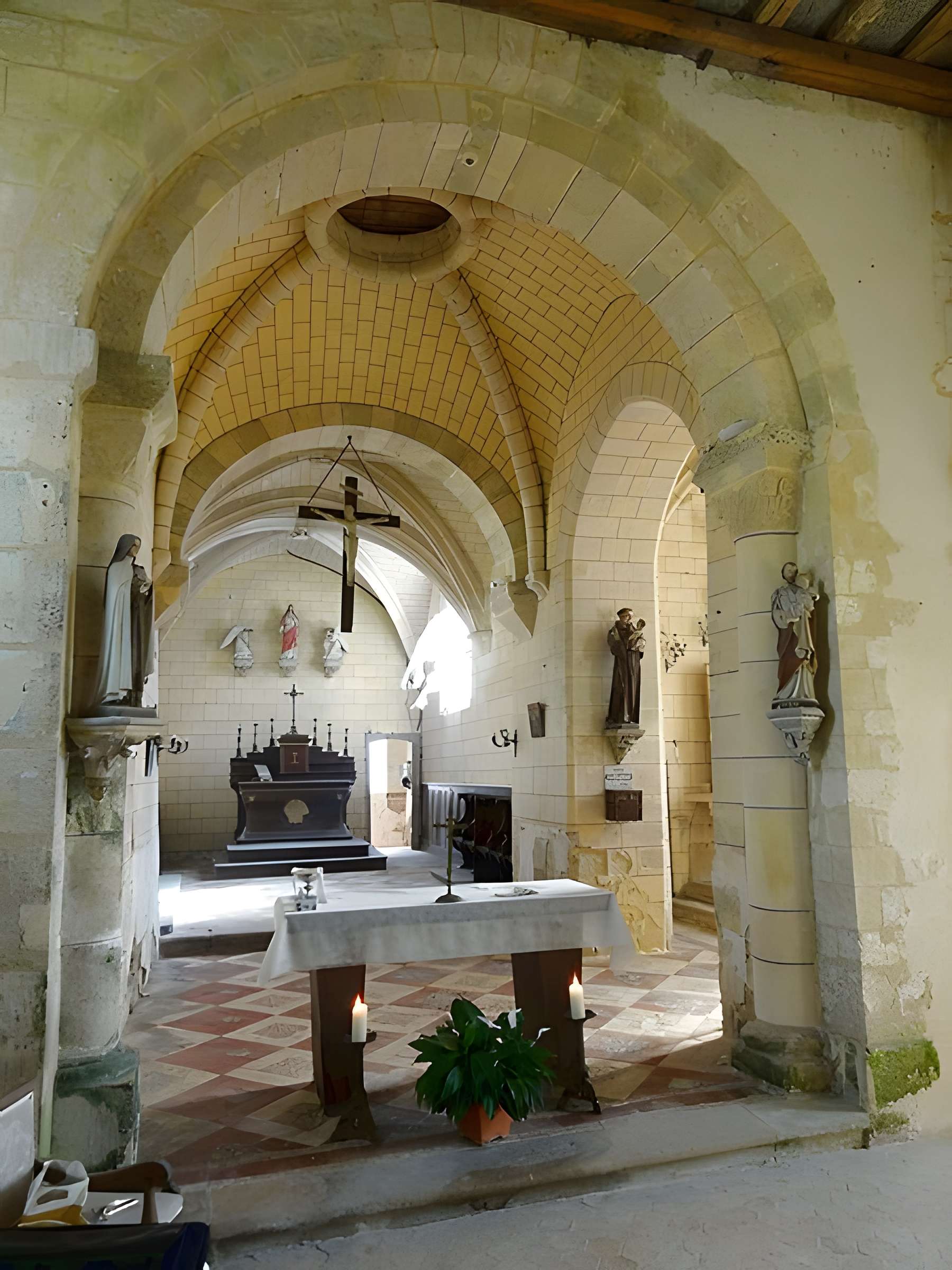 Église Sainte-Marie-Madeleine du Perchay et croix