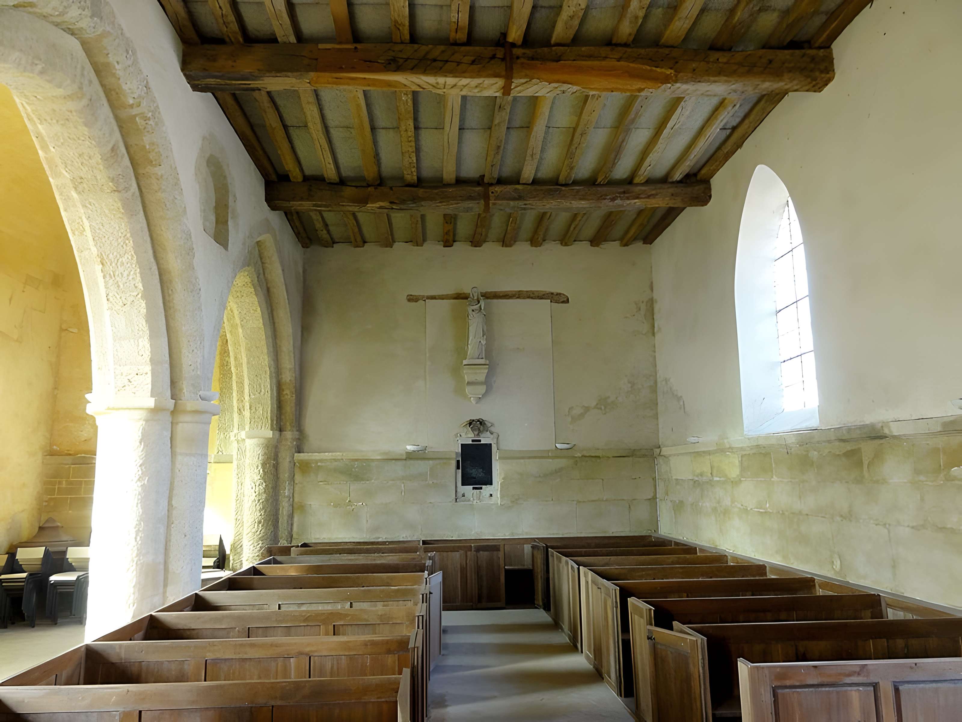Église Sainte-Marie-Madeleine du Perchay et croix