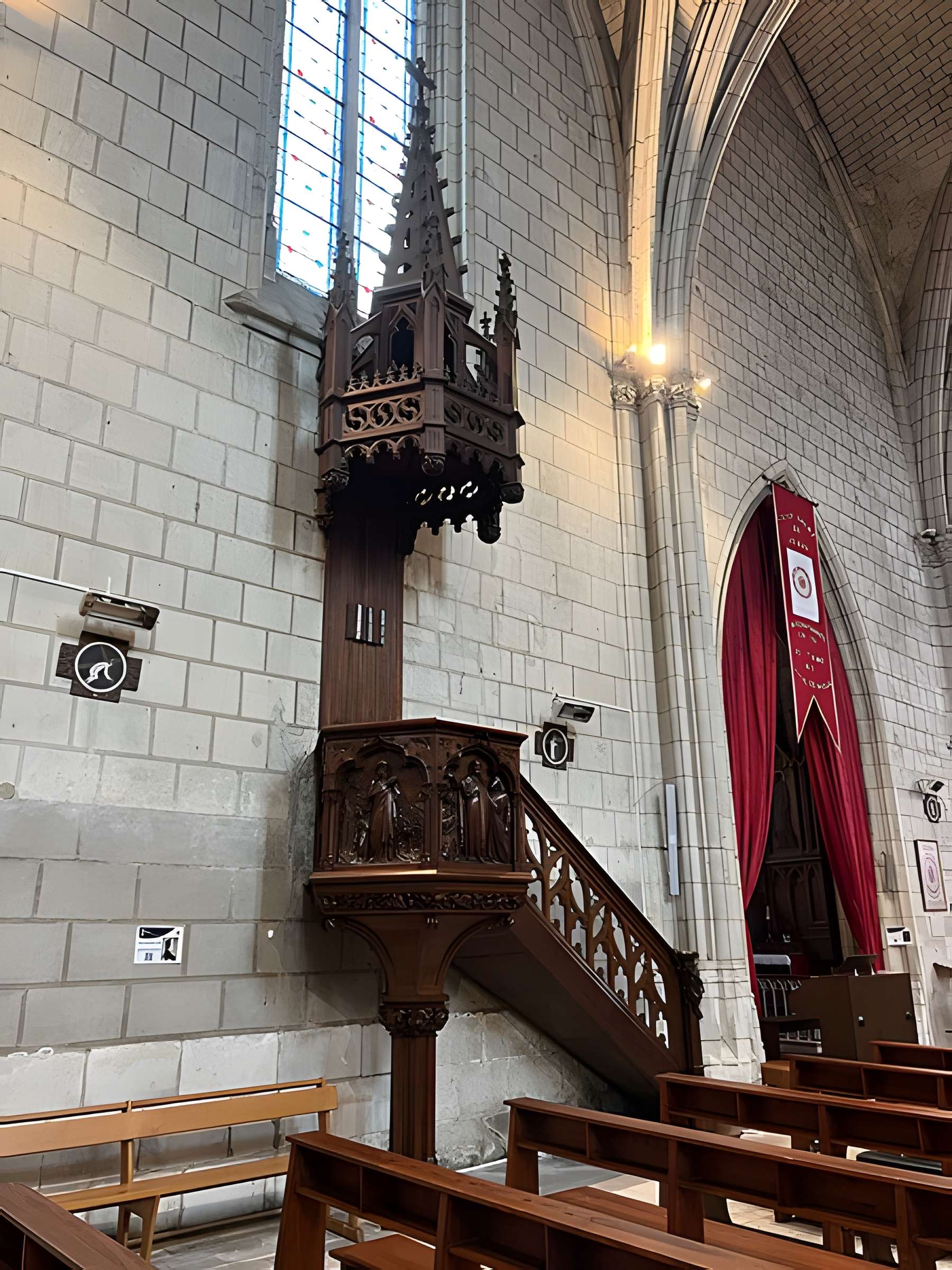 Église Saint-Étienne de Chinon