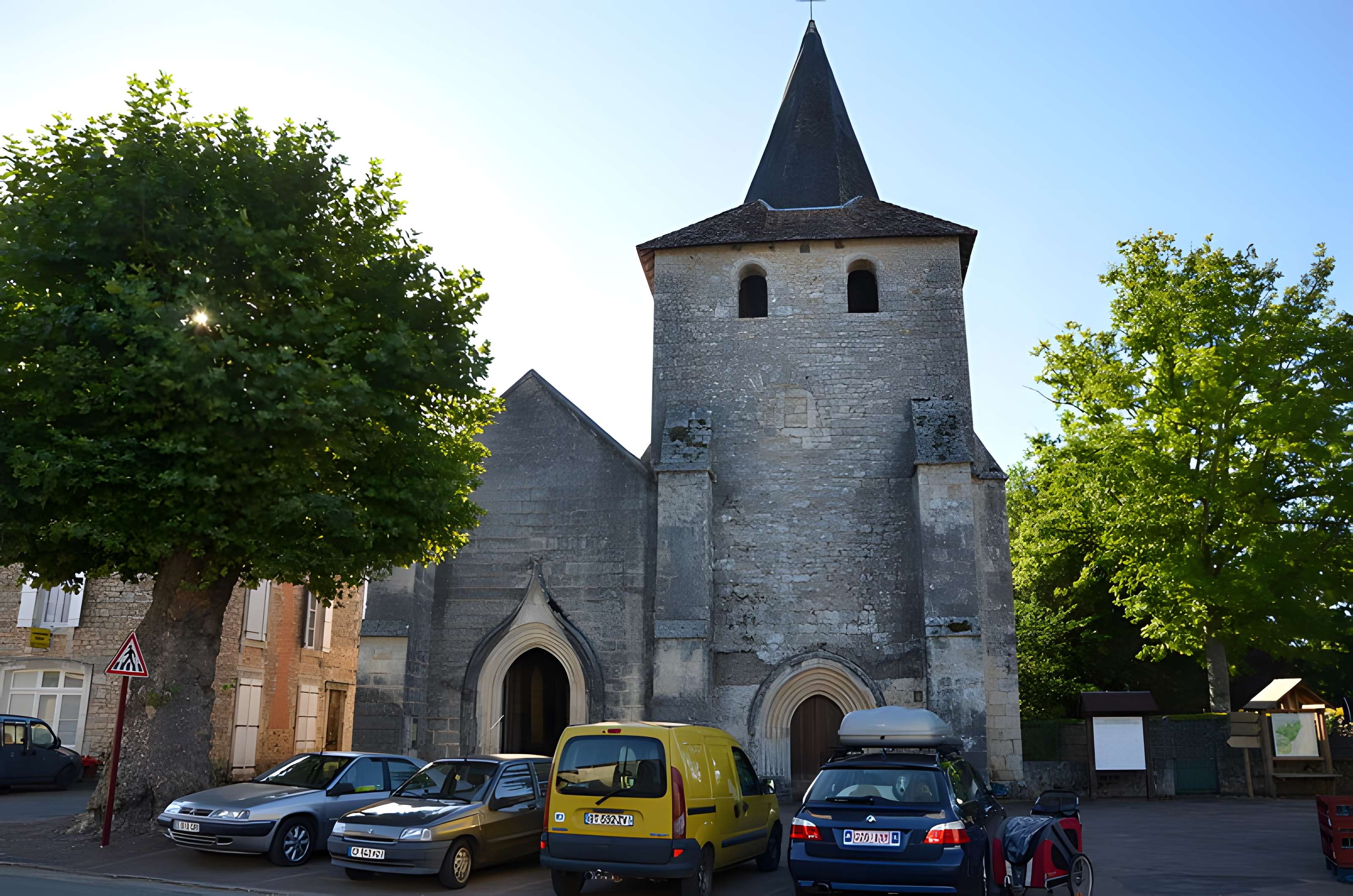 Église Saint-Étienne de Javerlhac-et-la-Chapelle-Saint-Robert