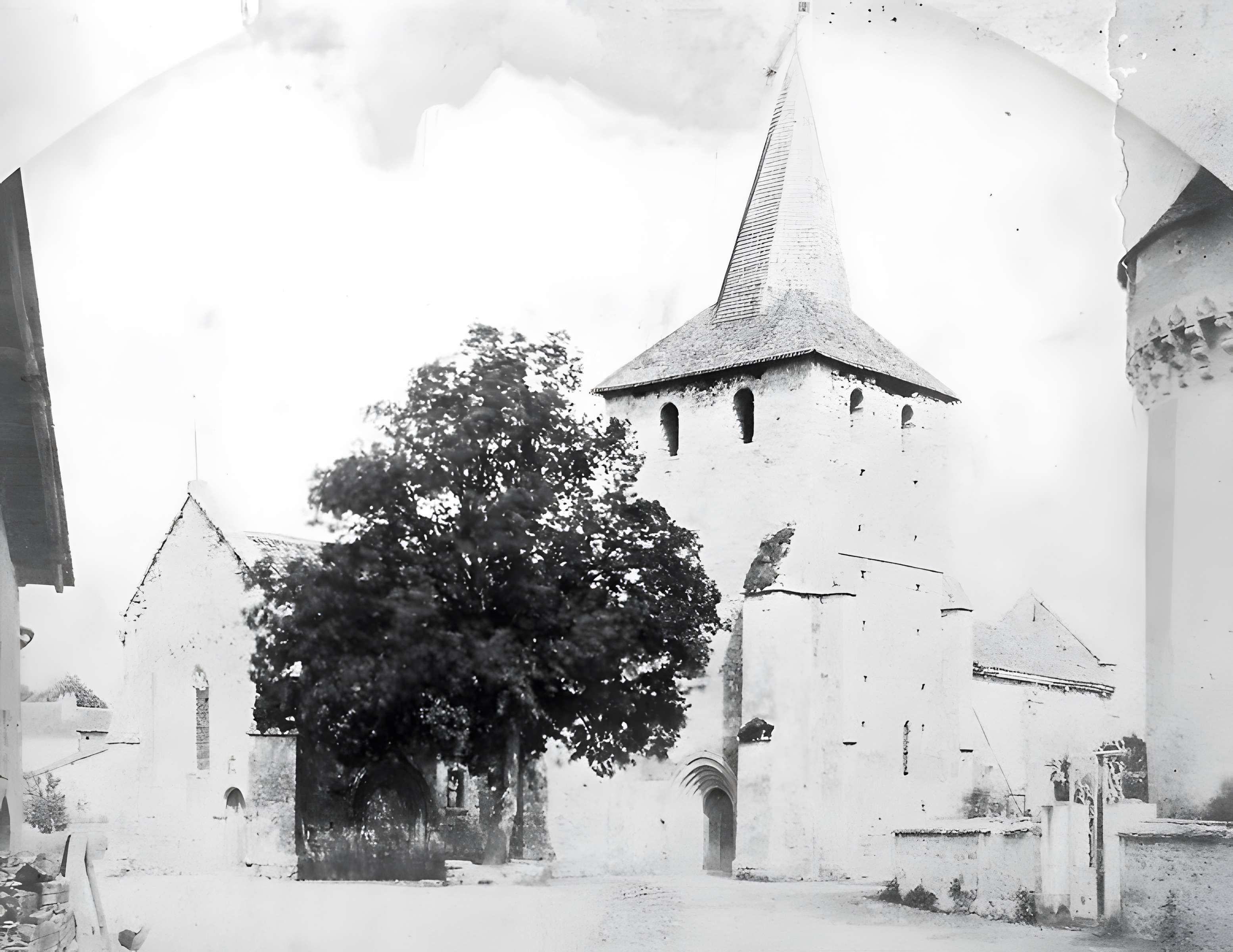 Église Saint-Étienne de Javerlhac-et-la-Chapelle-Saint-Robert